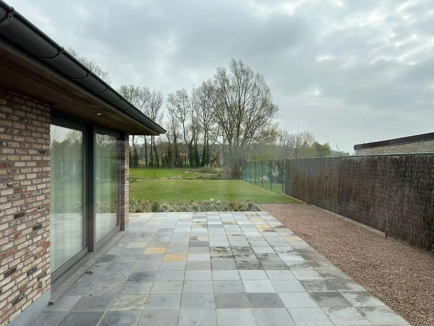 Alleenstaande woning met 3 slaapkamers, 3 garages en veel parkeermogelijkheid! foto 6