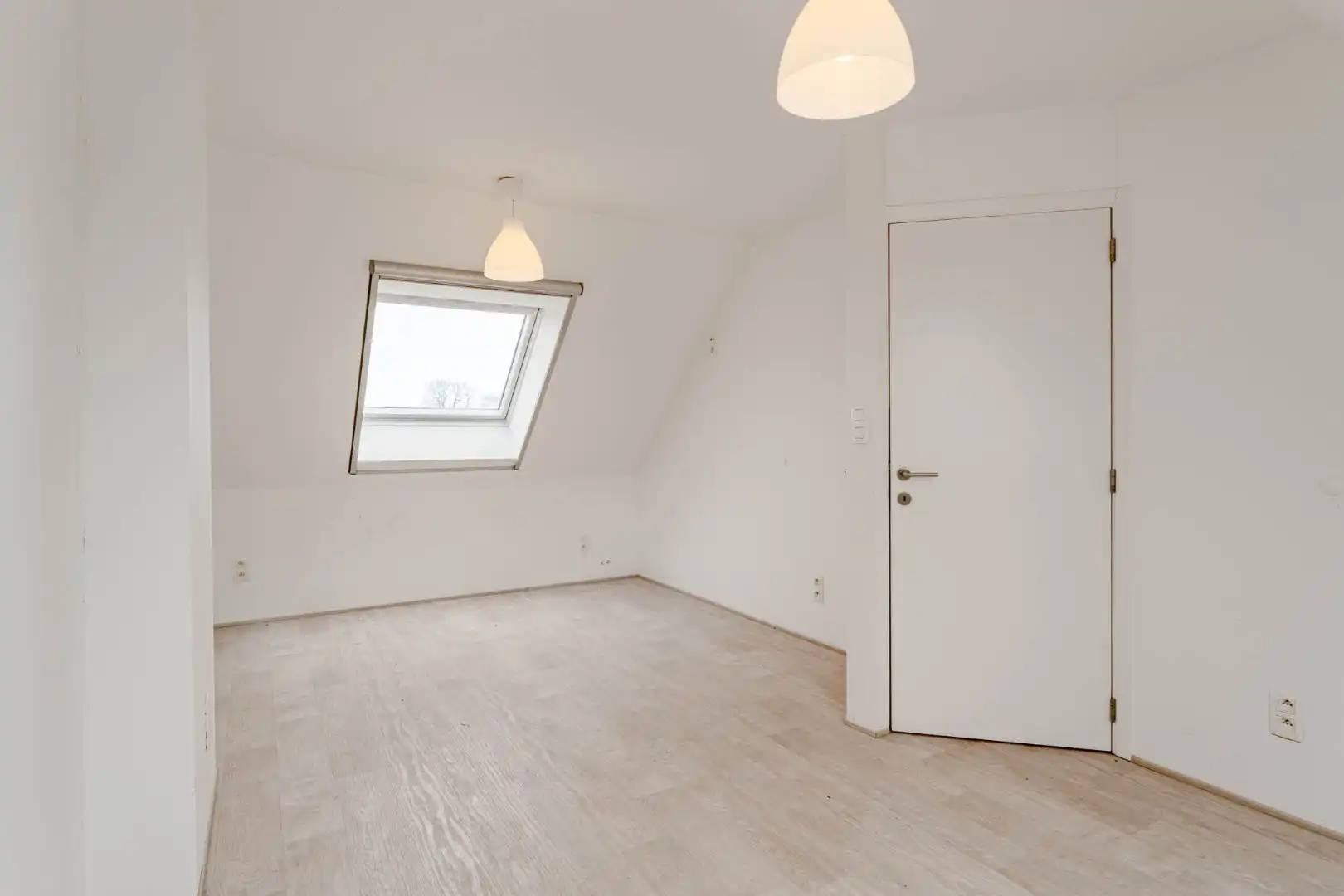 Gerenoveerde, goed onderhouden woning nabij het centrum van Bree mét een grote garage/werkplaats bereikbaar langs de Filterstraat aan de achterzijde van de woni foto 25
