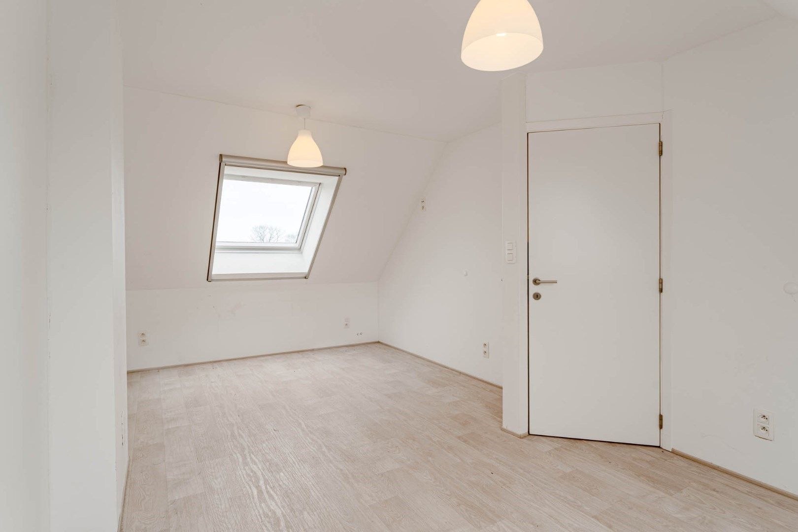 Gerenoveerde, goed onderhouden woning nabij het centrum van Bree mét een grote garage/werkplaats bereikbaar langs de Filterstraat aan de achterzijde van de woni foto 25