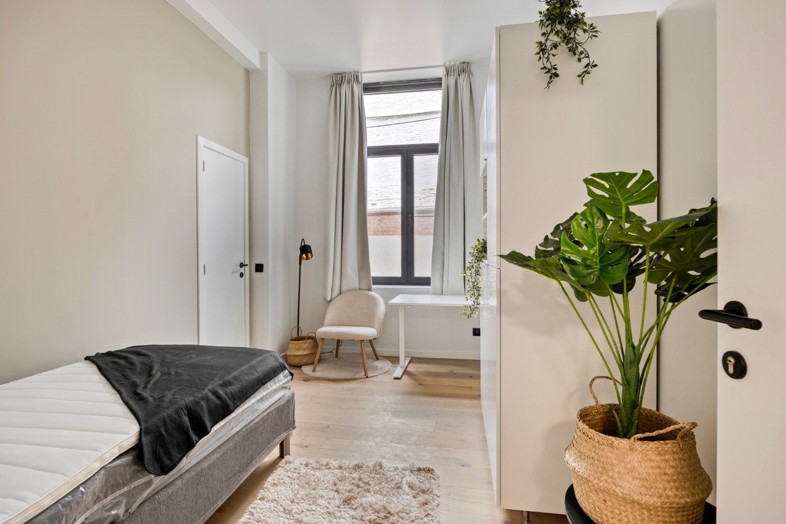 Volledig gerenoveerde en gemeubelde studentenkamers met privé-sanitair.  foto {{pictureIndex}}