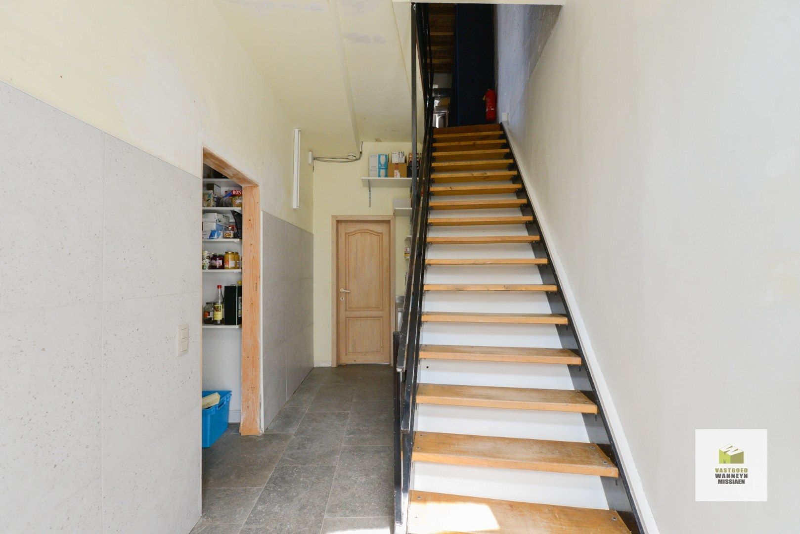 Gerenoveerd handelspand met ruime woning en gezellige stadstuin te centrum Roeselare foto 16