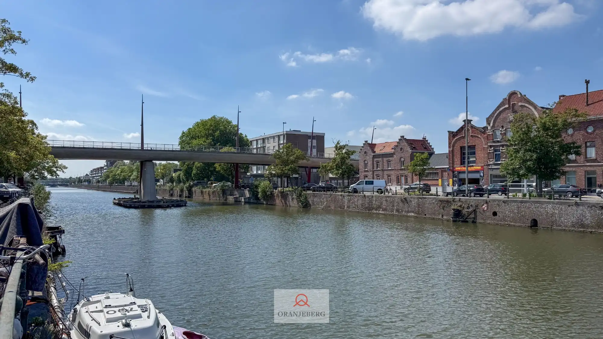Gerenoveerde lichtrijke hoekwoning aan het water foto 2