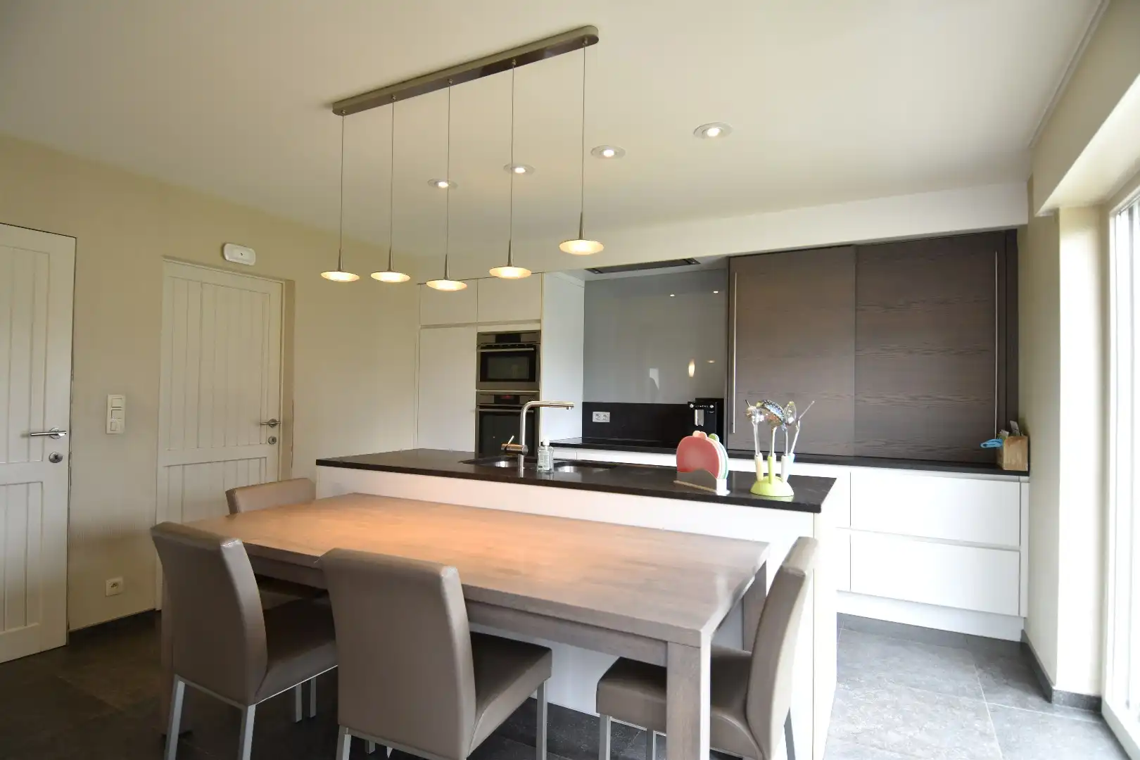 Instapklare halfopen bebouwing met 3 slaapkamers en 2 garages te Bissegem foto {{pictureIndex}}