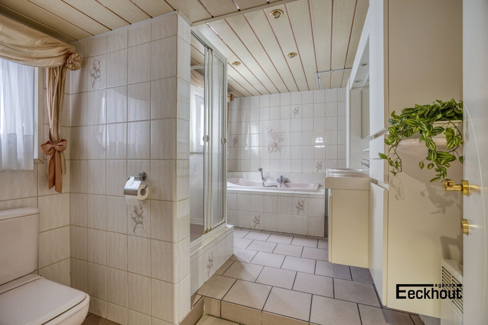 Ruime rijwoning met garage en zonnige koer op een boogscheut van het strand foto 10