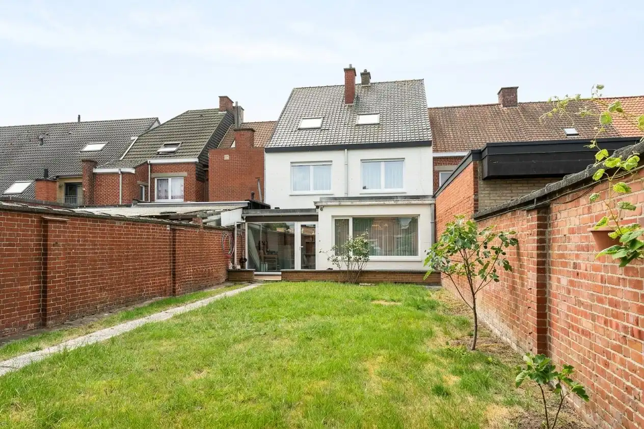 Ruime, instapklare woning met 5 slaapkamers, tuin en garage te Roeselare foto 13