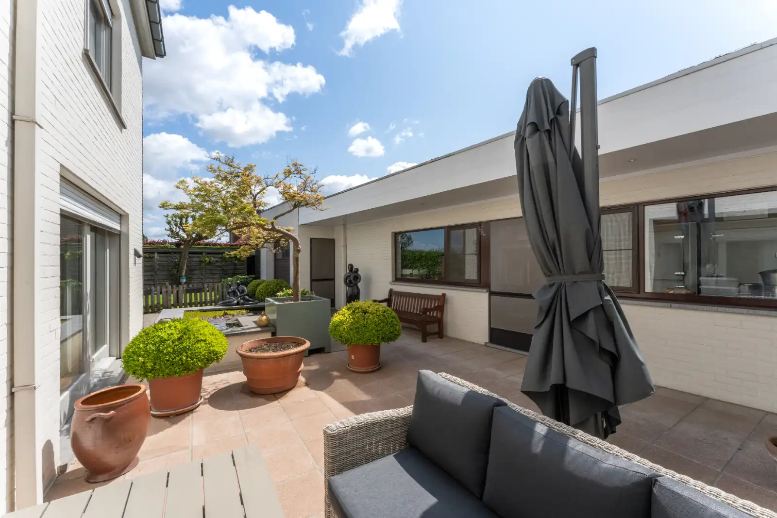 Zeer ruime woning met 4 slaapkamers, opslagruimte, hobbyruimte, ... foto {{pictureIndex}}