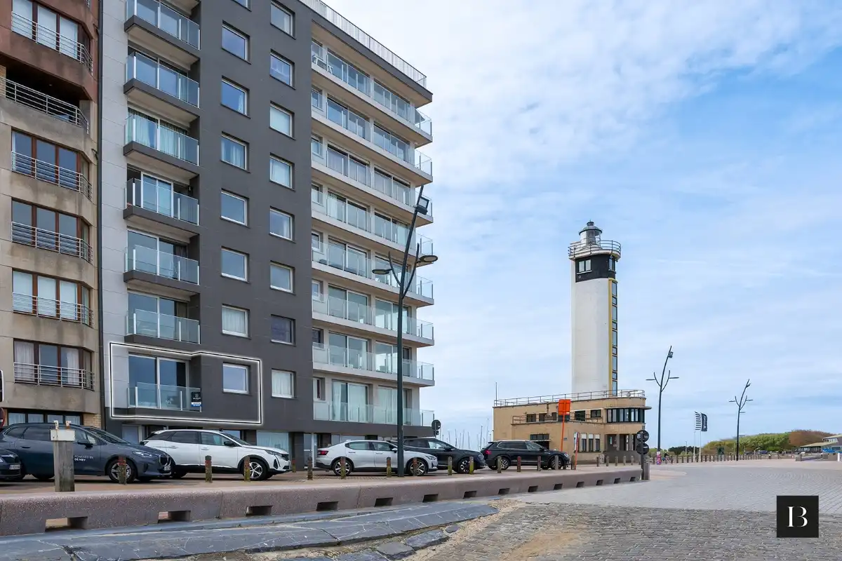 Ruim appartement op 1ste verdieping met frontaal zeezicht foto {{pictureIndex}}