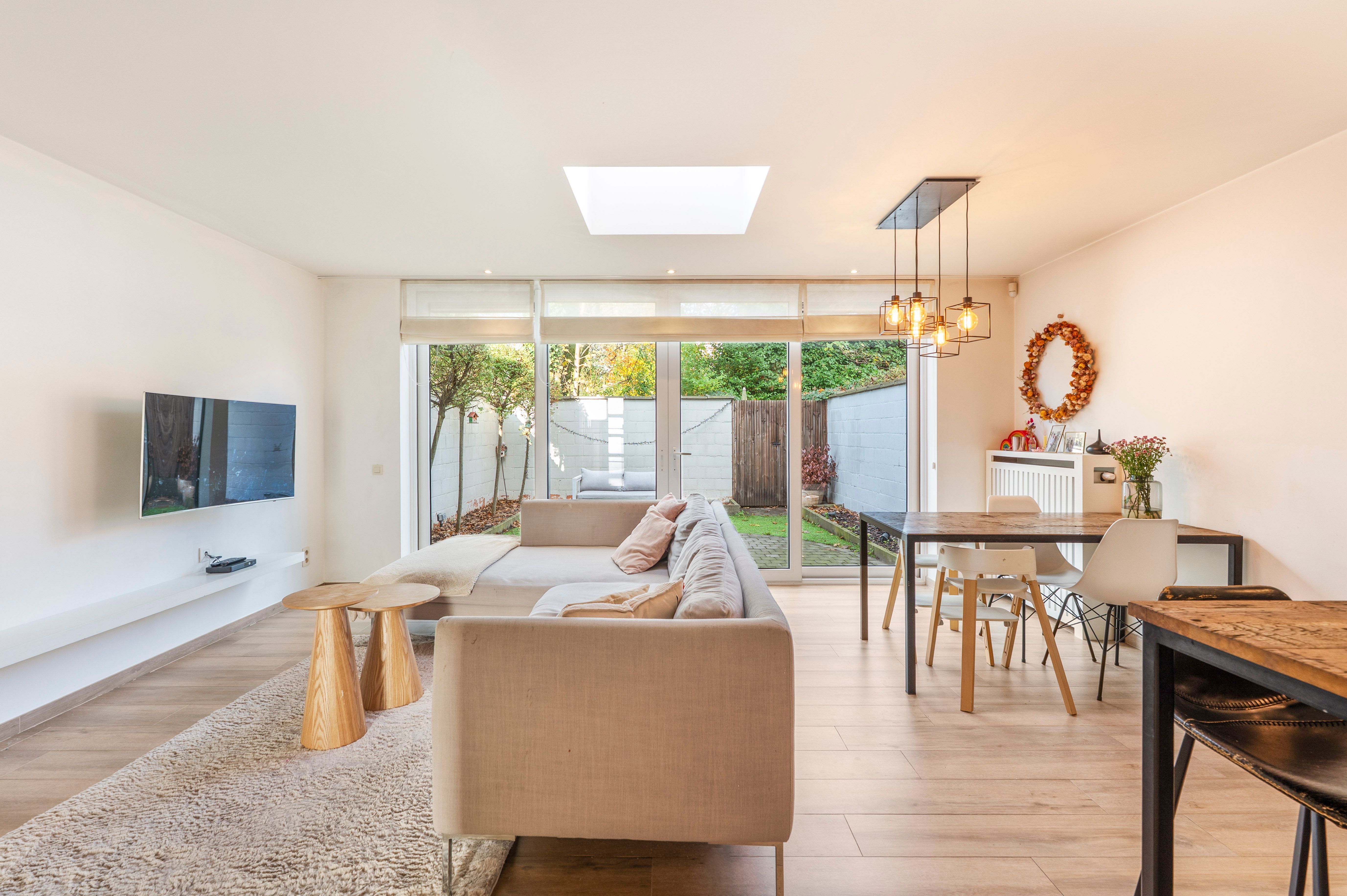 Moderne gezinswoning met gezellige stadstuin op de Lage Kaart te Brasschaat! foto {{pictureIndex}}