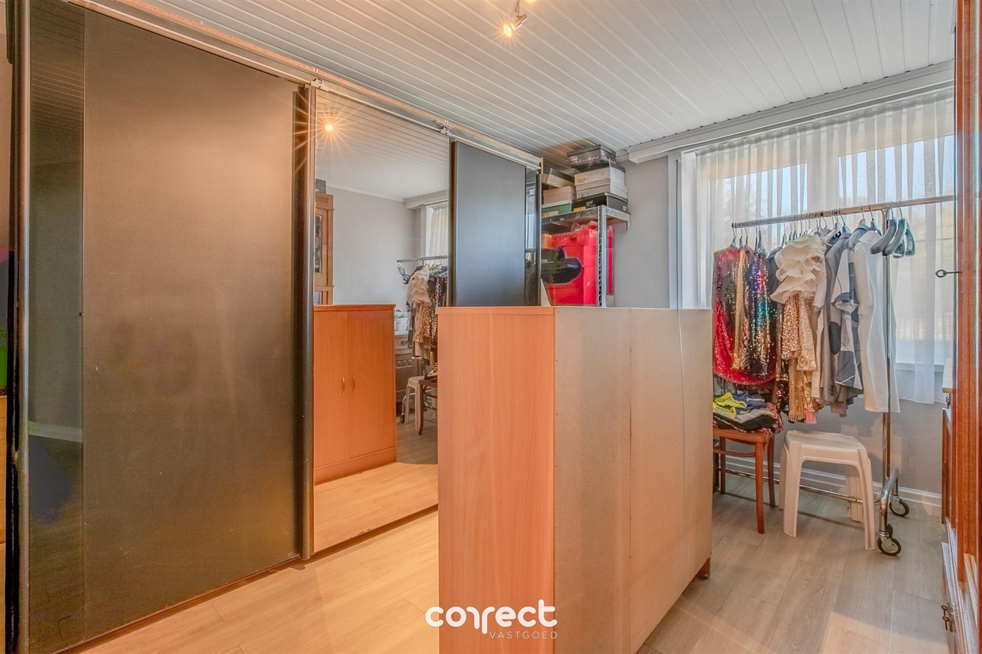 Halfopen bebouwing met ruime oprit, garage, carport en 3 volwaardige slaapkamers. foto 13