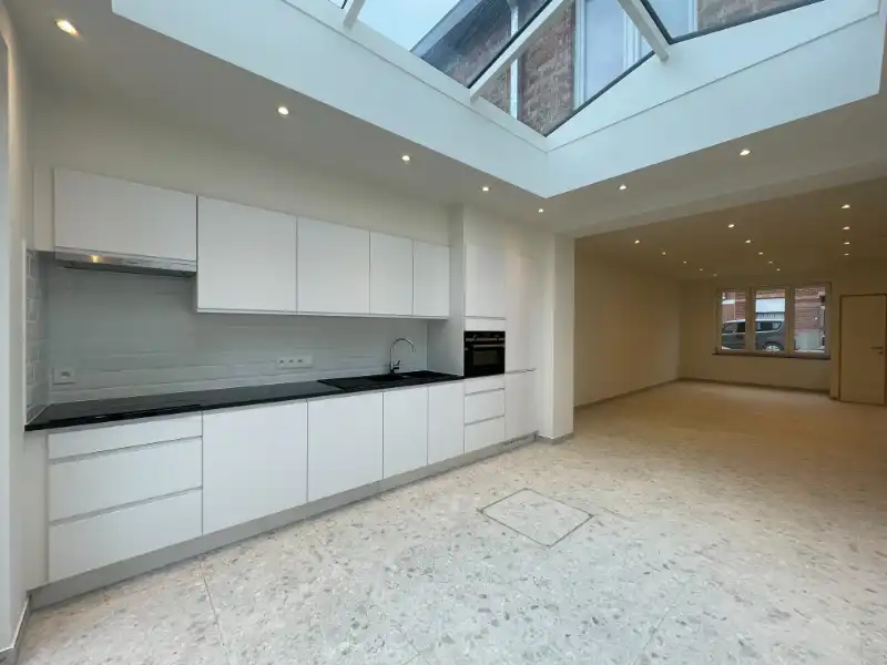 Totaal gerenoveerde woning met terras nabij UZ Gent foto 6