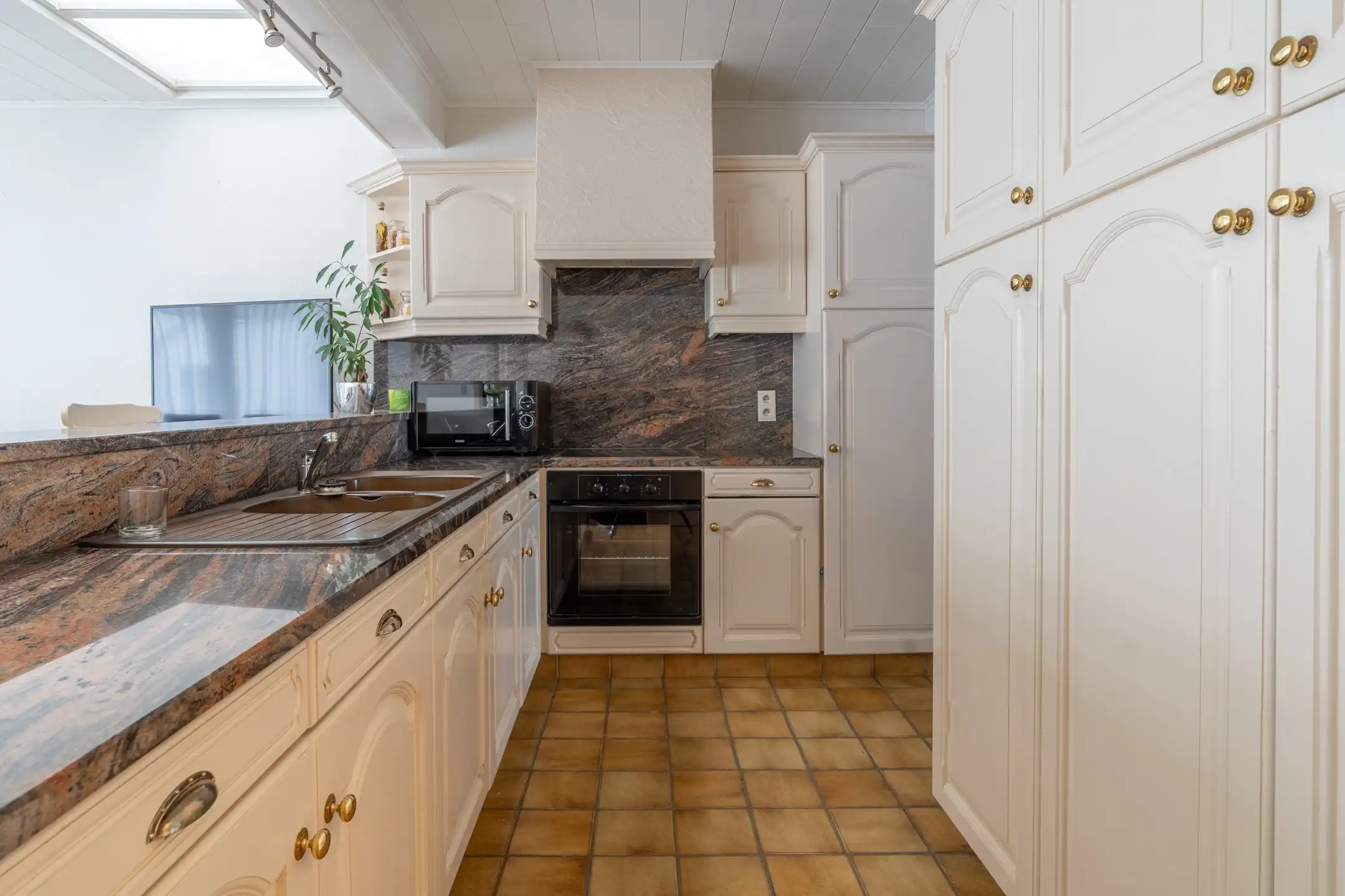 Gunstig gelegen woning met 3 slpks en garage op  505 m² foto 12