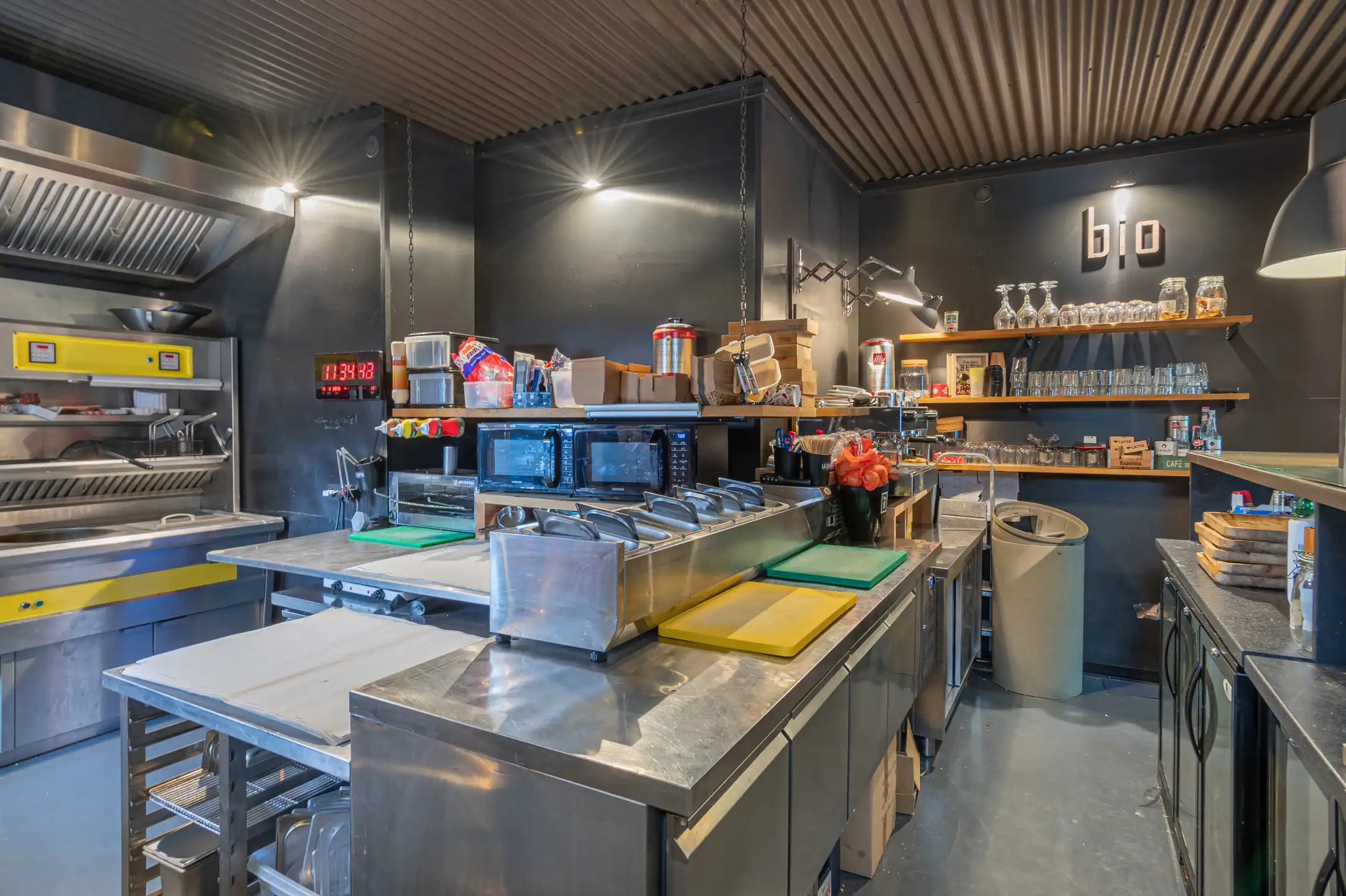Handelspand van 285 m² met parking op toplocatie foto 4