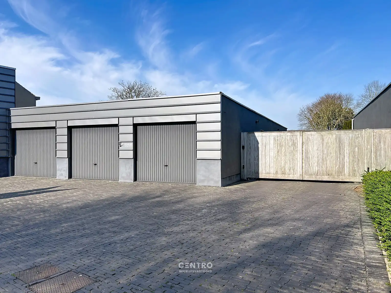 Magazijnen met kantoorgedeelte, garages én RUIM verhard buitenterrein, rustig gelegen in centrum Hooglede! foto 13