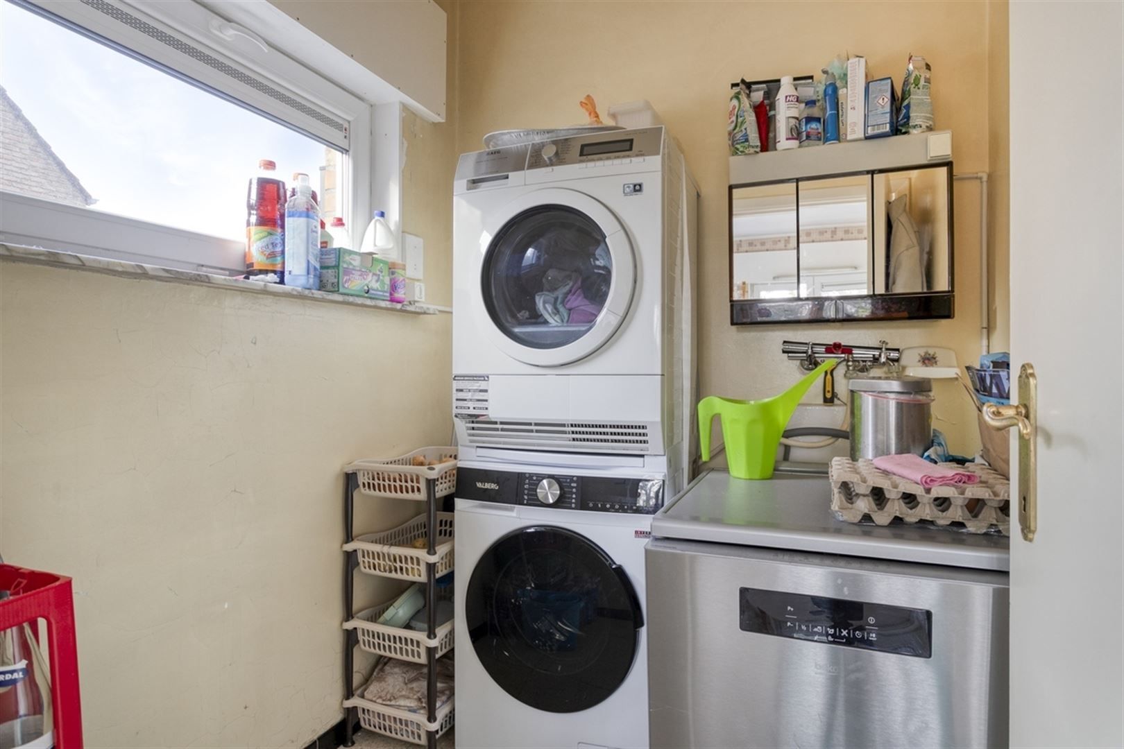 Ruime hoekwoning met 3 slaapkamers, grote zolder en 4 garages. foto 18