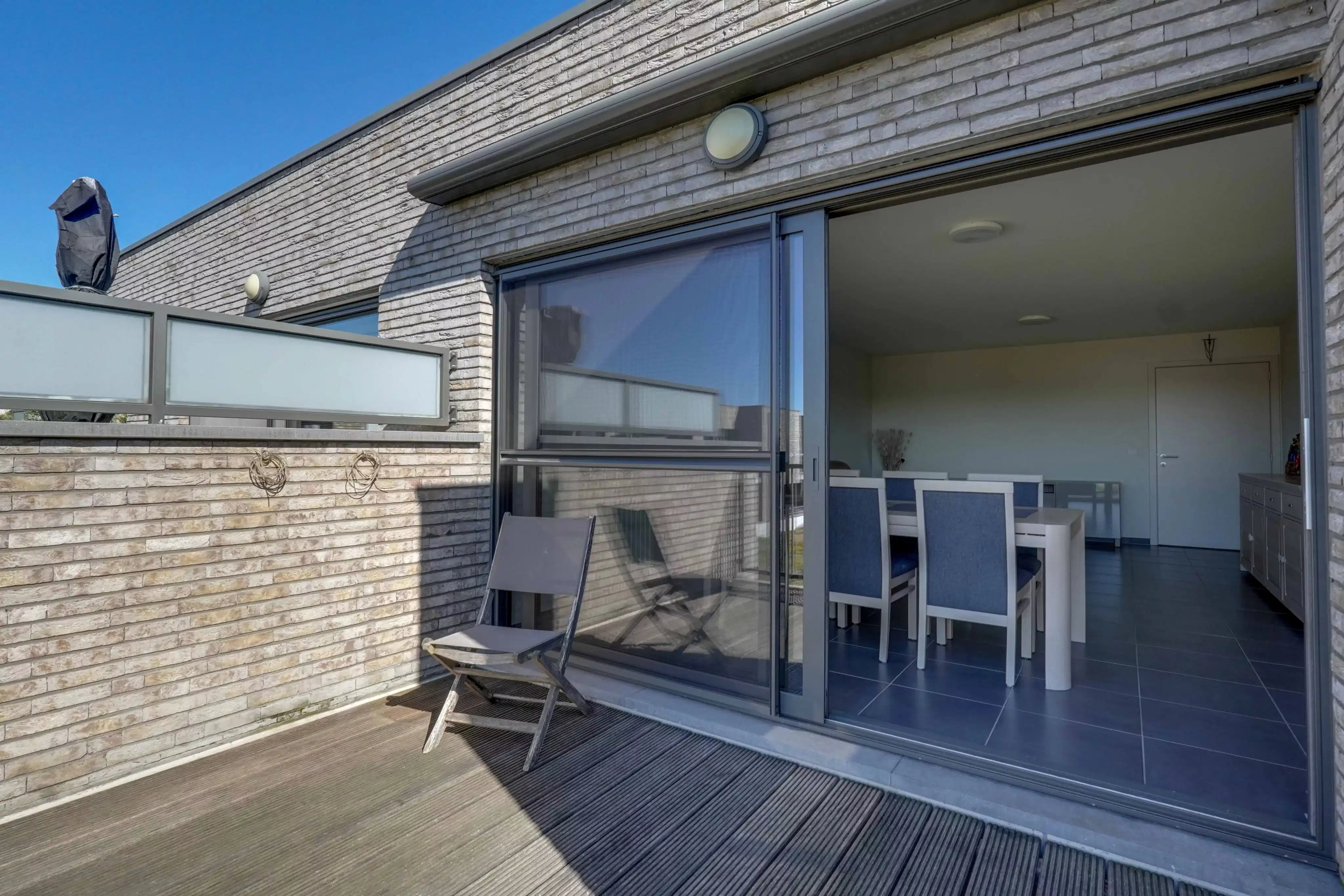 Instapklaar appartement met terras aan centrum Bilzen foto 7