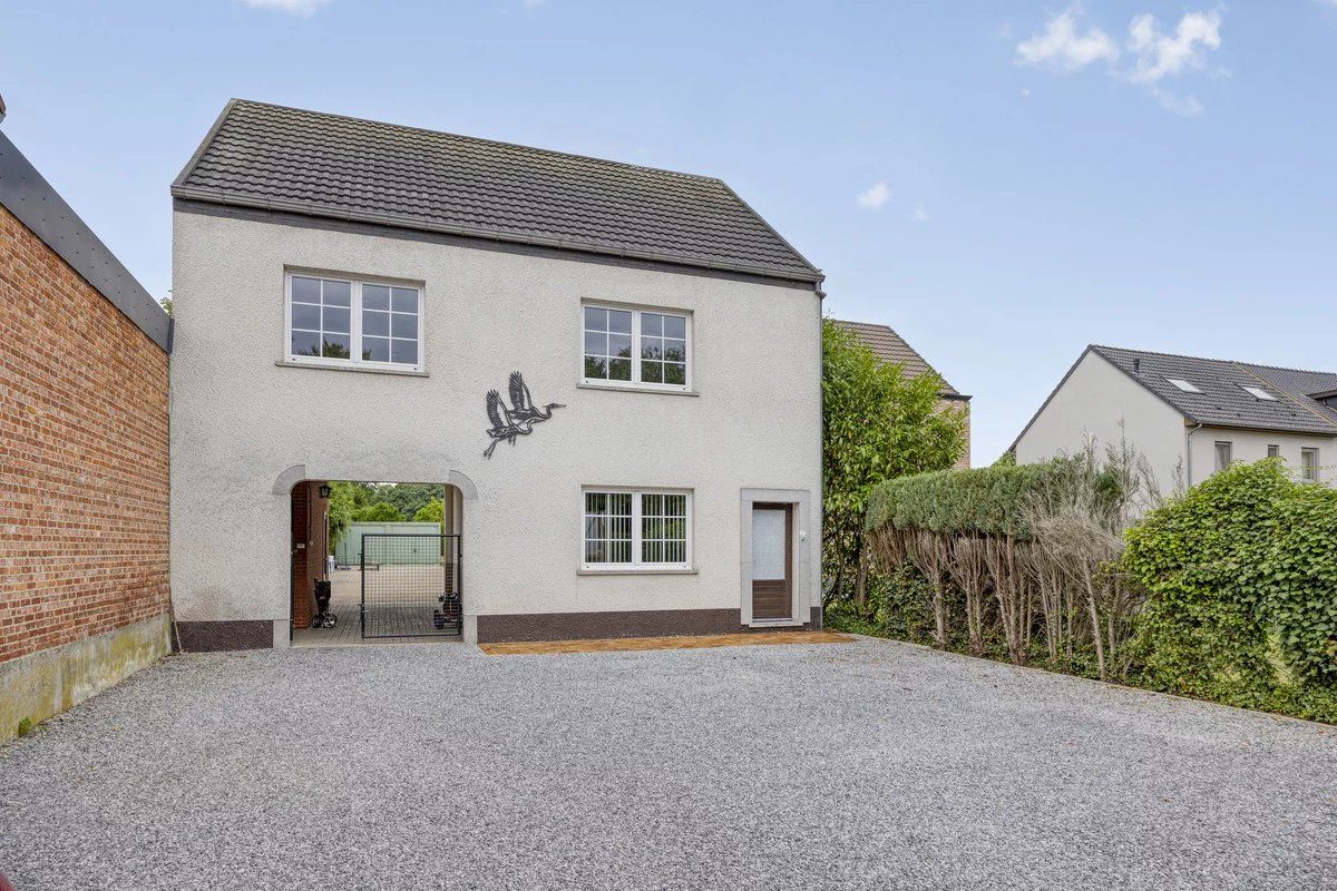 ZEER RUIM APPARTEMENT VAN 136M² MET 3 SLPK'S IN HERK-DE-STAD foto {{pictureIndex}}