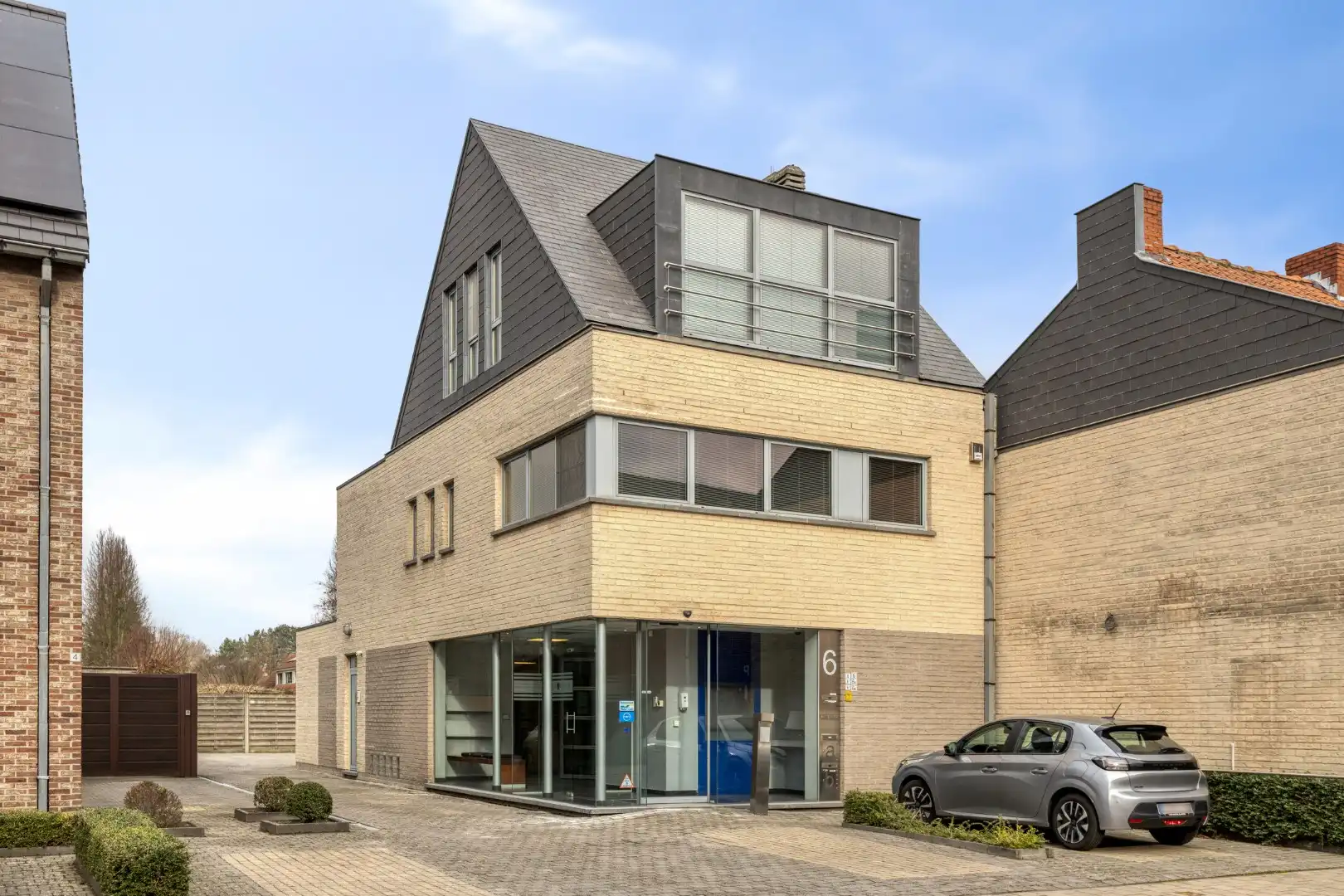 Instapklaar handelspand met ruime kelder en voldoende parking in het centrum van Geel ! foto {{pictureIndex}}