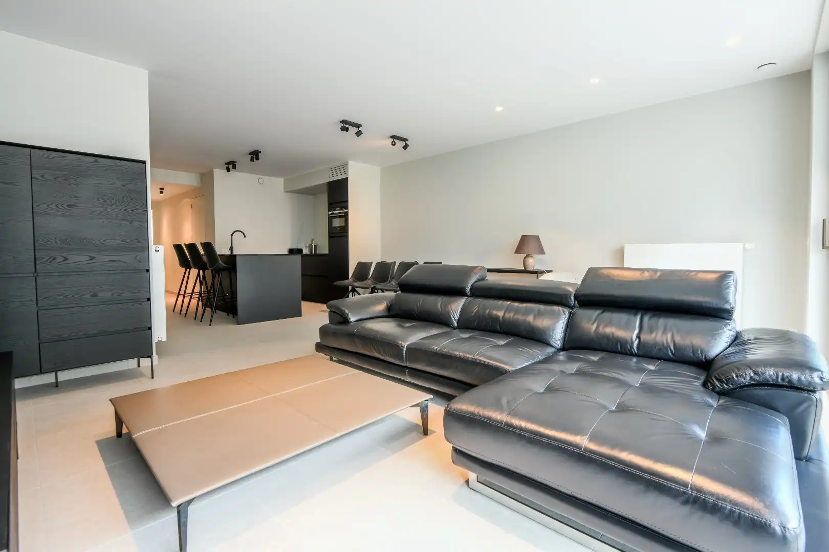 Nieuw appartement gelegen in het centrum van Knokke ( P. Parmentierlaan).  foto {{pictureIndex}}