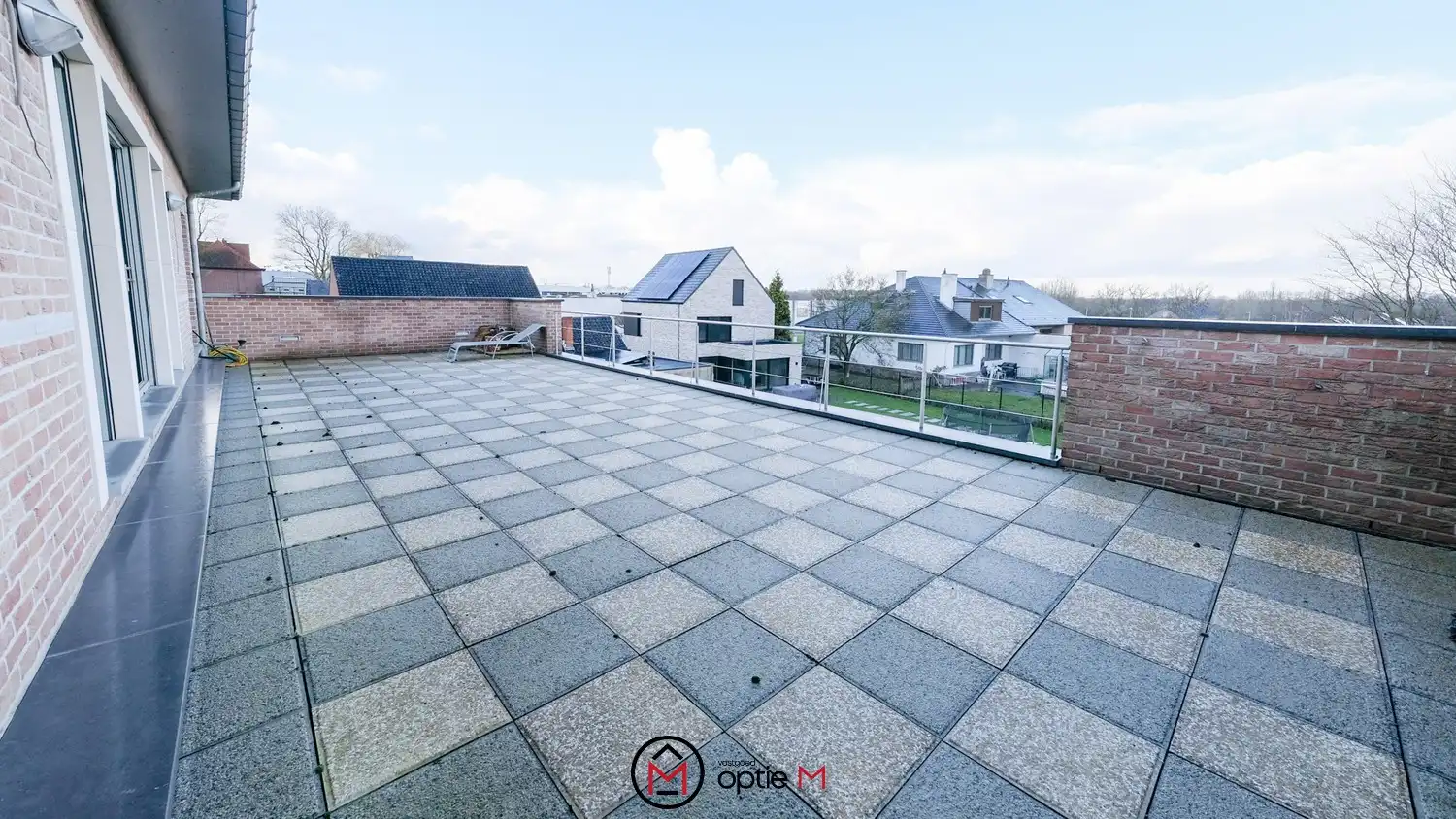 Bedrijfspand met woonst te huur – ruime hal, werkplaats en appartement met 3 slaapkamers foto 4