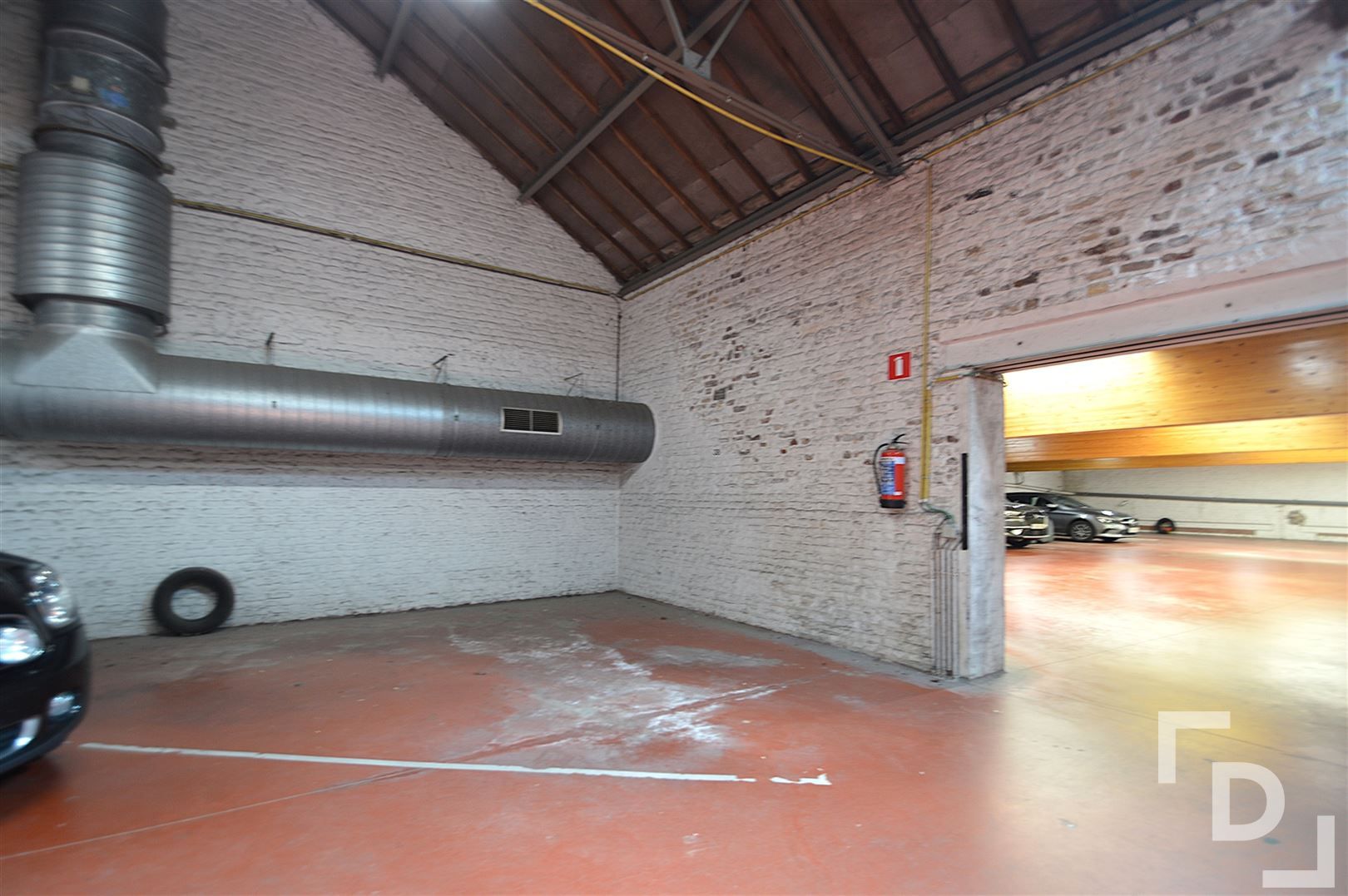 Afgesloten parkeerplaats te huur in centrum Ieper. foto 3