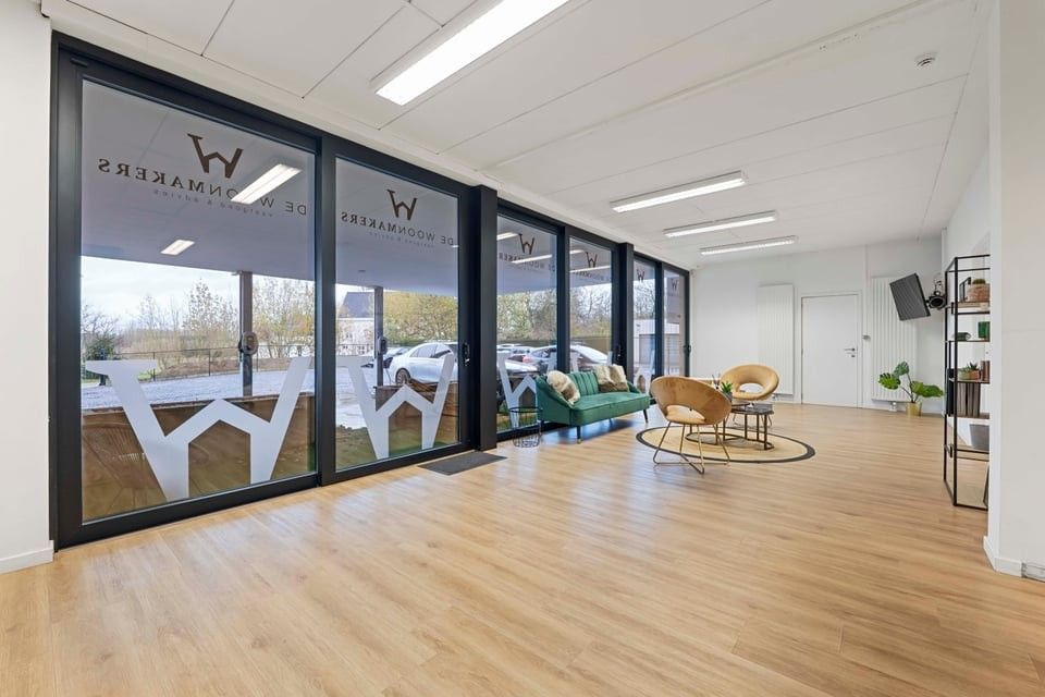 PROFFESIONELE WERKRUIMTE MET TERRAS EN 6 PARKEERPLAATSEN IN SINT-TRUIDEN foto 2