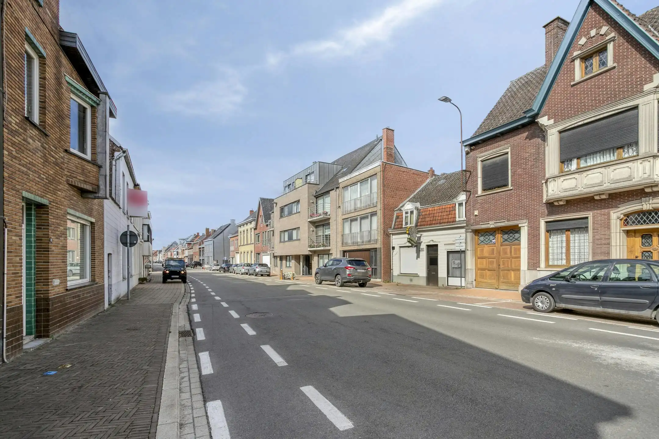 Te renoveren huis pal in het centrum van Meulebeke! foto 2