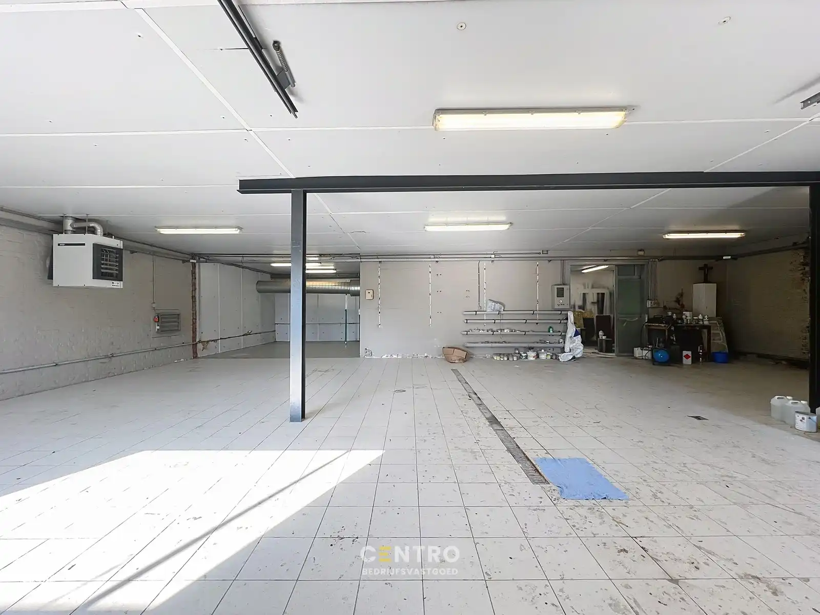 Magazijnen met kantoorgedeelte, garages én RUIM verhard buitenterrein, rustig gelegen in centrum Hooglede! foto 6