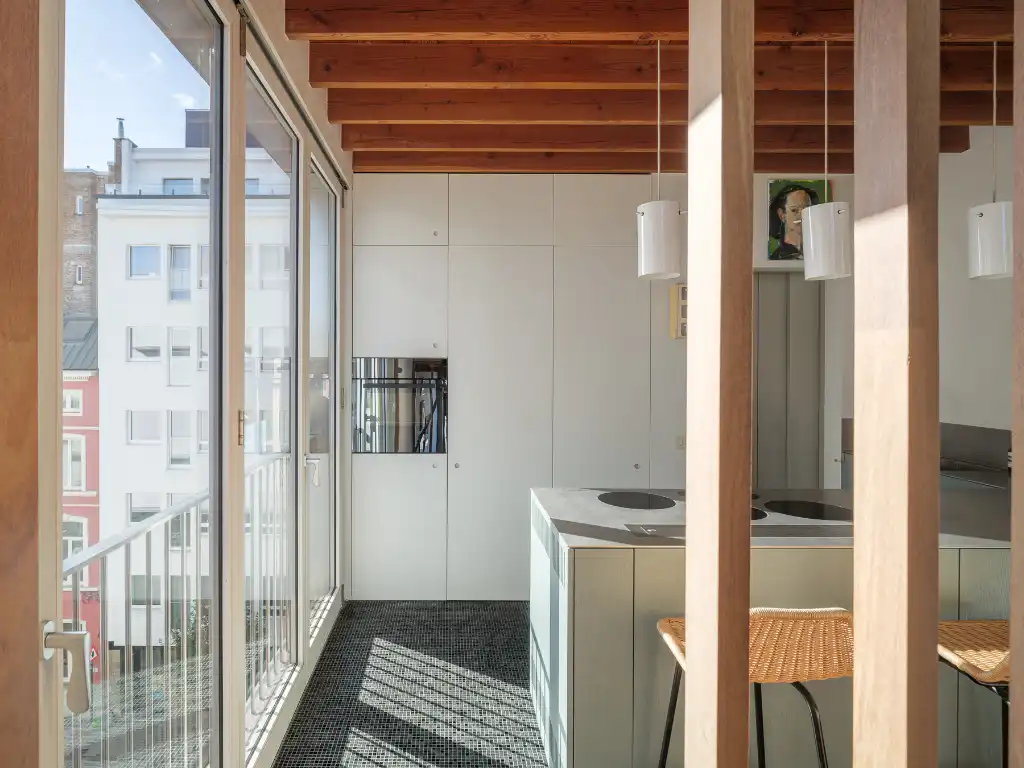 Architectuur, centrum Gent – Genereuze split-level woning met bijzondere ruimtelijkheden, dakterras, en achterliggende polyvalente praktijkruimte. foto 7