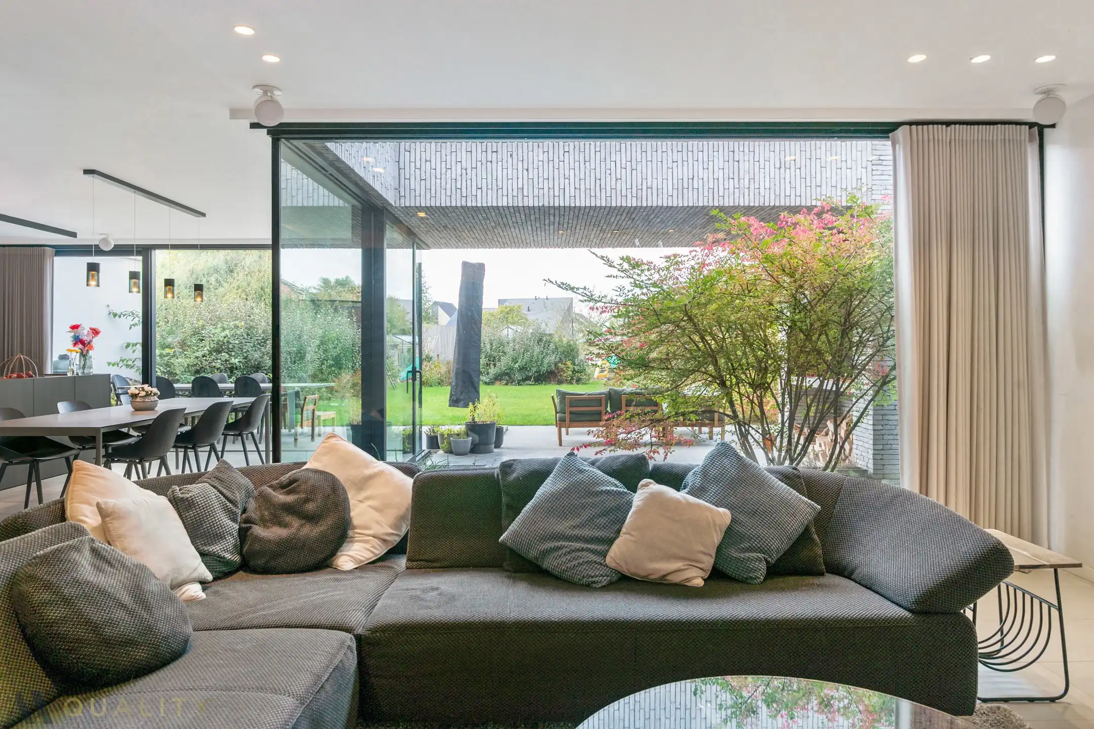 Moderne, energiezuinige woning met 5 slpk., 2 badk., bureel, inpandige garage, oprit, terras en tuin foto 5