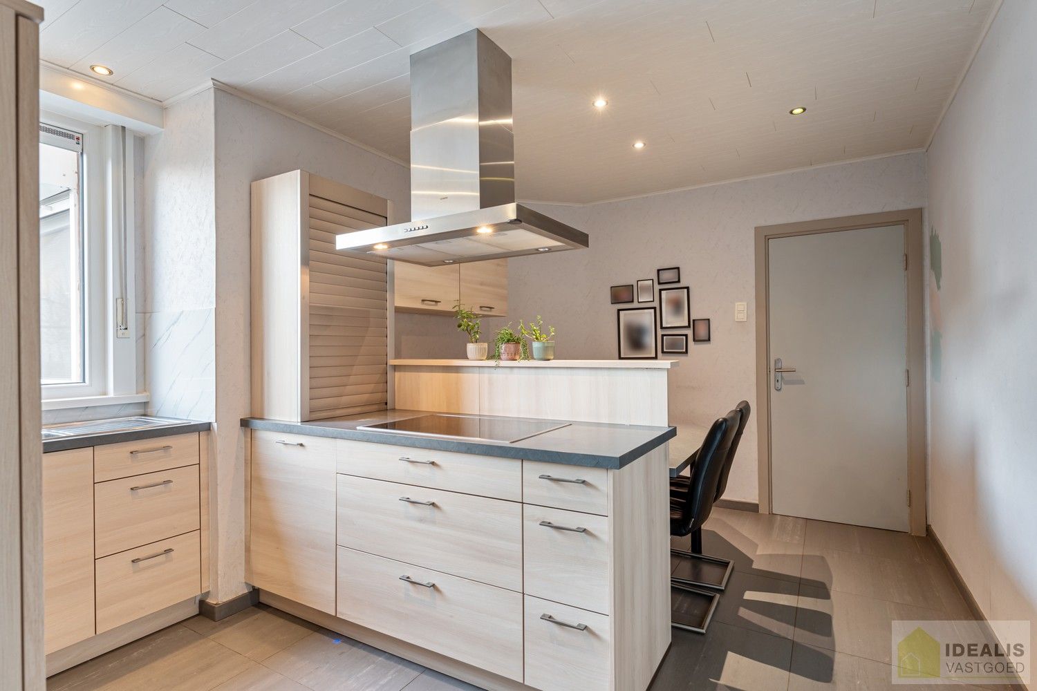 IDEALIS VASTGOED – Instapklare eengezinswoning met een lichtrijke leefruimte, 3 ruime slaapkamers (mogelijks 4), 2 badkamers op een fijn zuid-oost georiënteerd perceel! Deze woning bevindt zich op een perceel van 5a 19ca in een rustige en gezinsvriendelijke woonstraat! foto 18