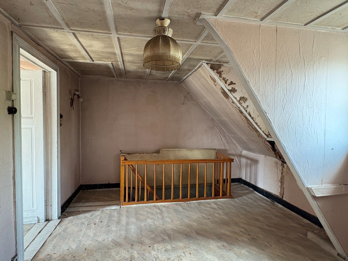 Grote te renoveren woning met zijdeur op 295 m² foto 24