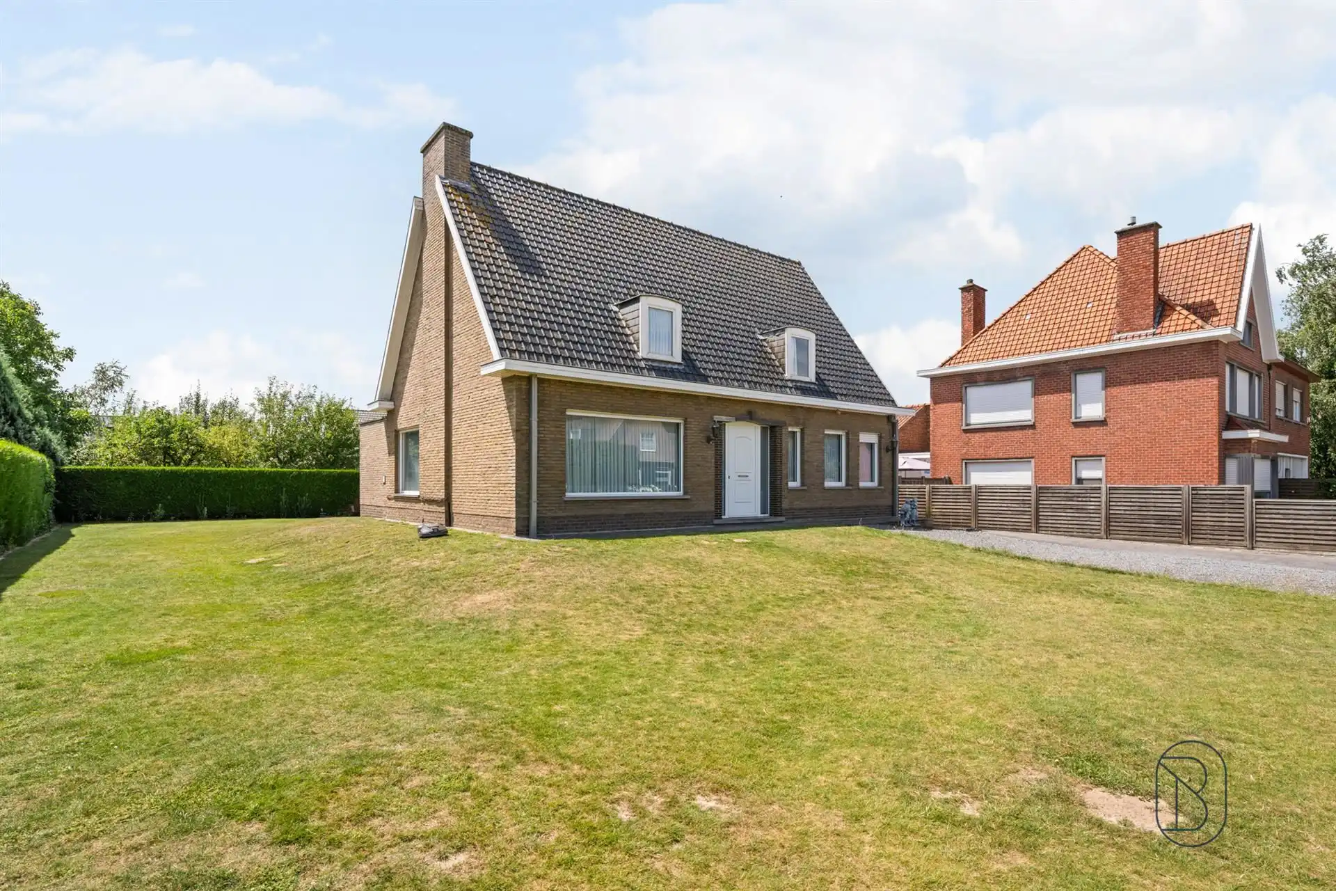 Degelijke villa met grote tuin.  foto 2