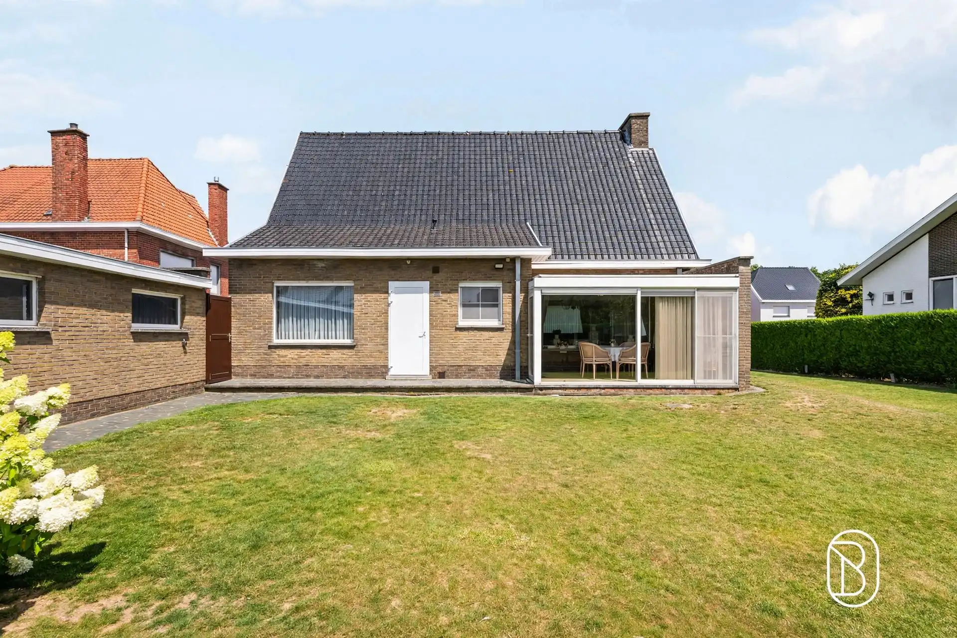 Degelijke villa met grote tuin.  foto 2