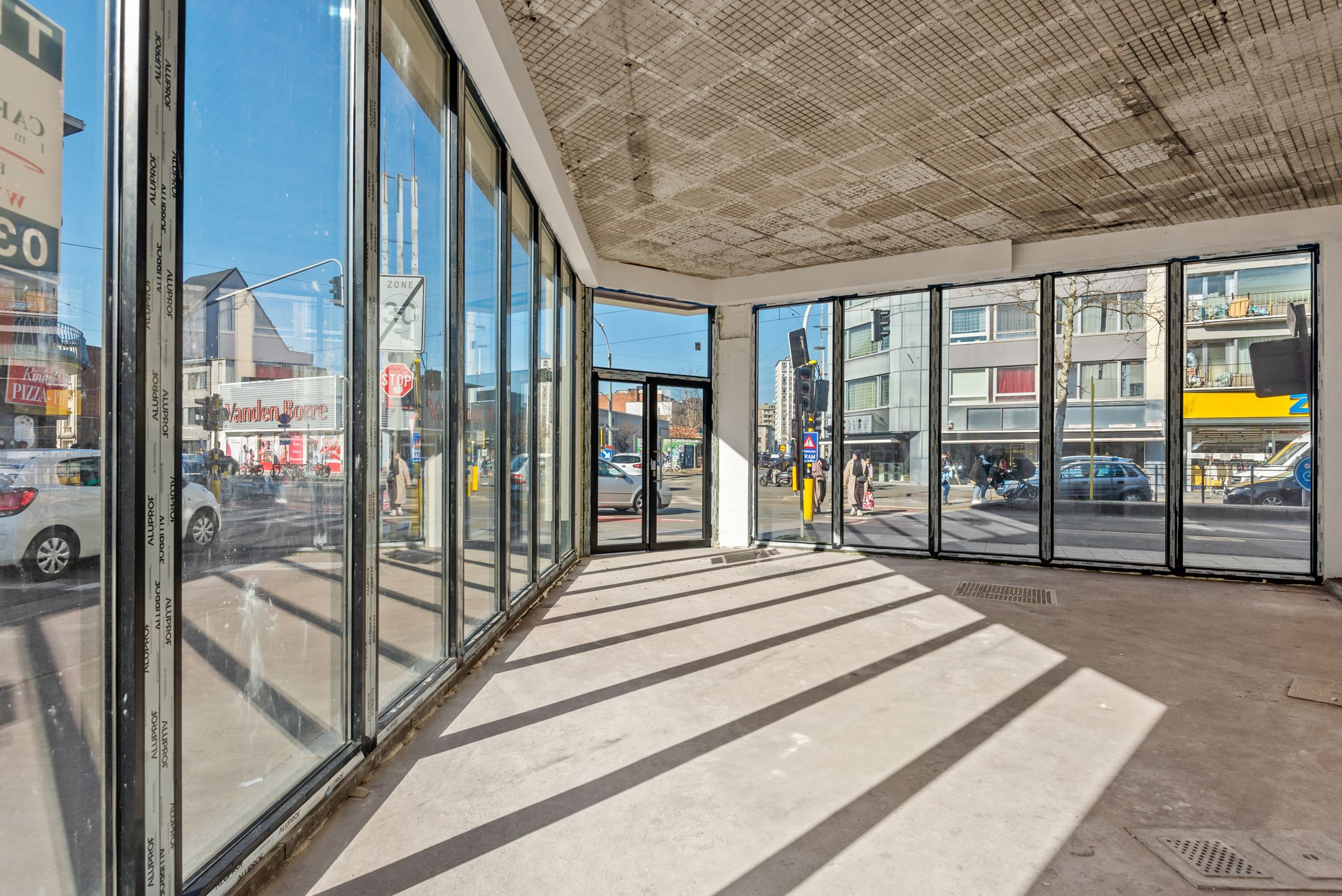Casco handelsruimte in prachtig gerenoveerd hoekpand foto {{pictureIndex}}