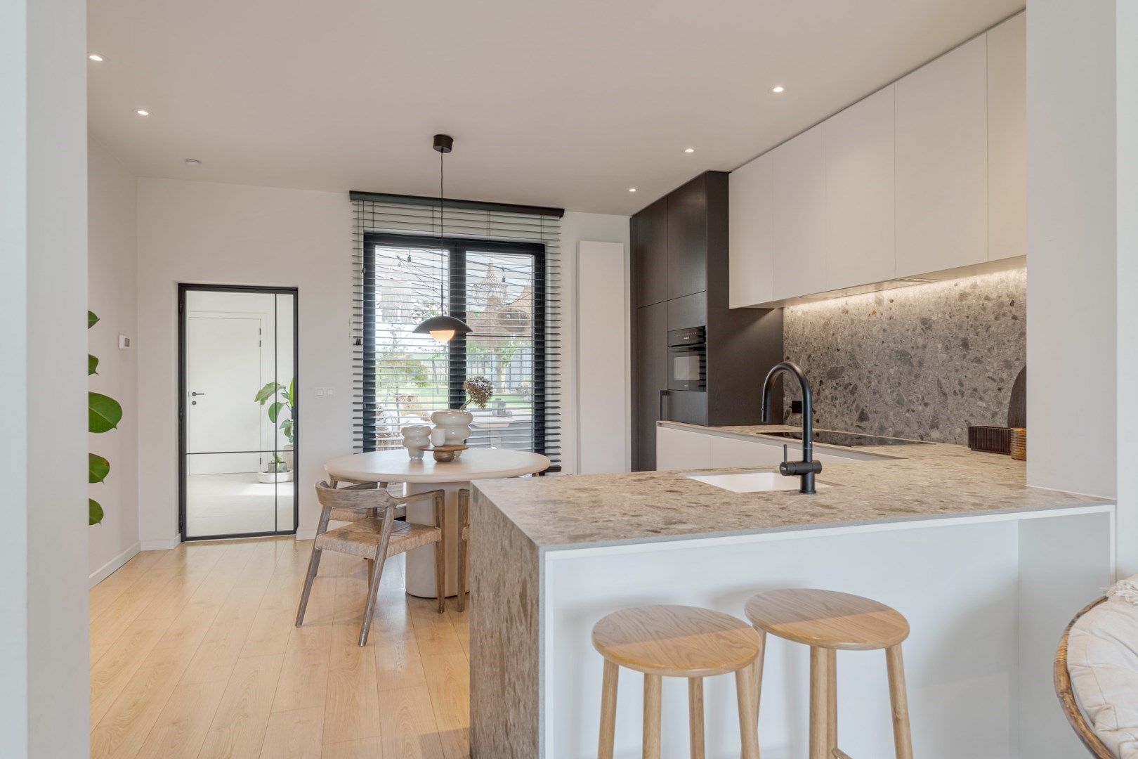 Knap en zeer grondig gerenoveerde halfvrijstaande woning met 4 slaapkamers en tuin in het mooie landelijke Jesseren foto 8