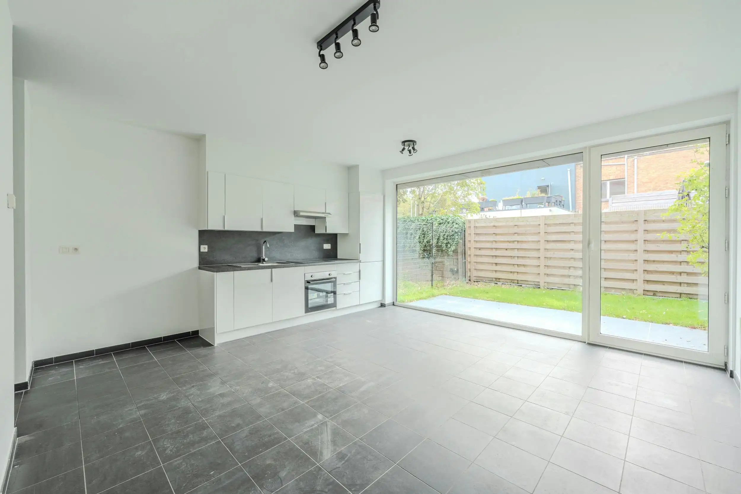 Lichtrijke studio met slaaphoek en met tuintje te Bredene  foto 4