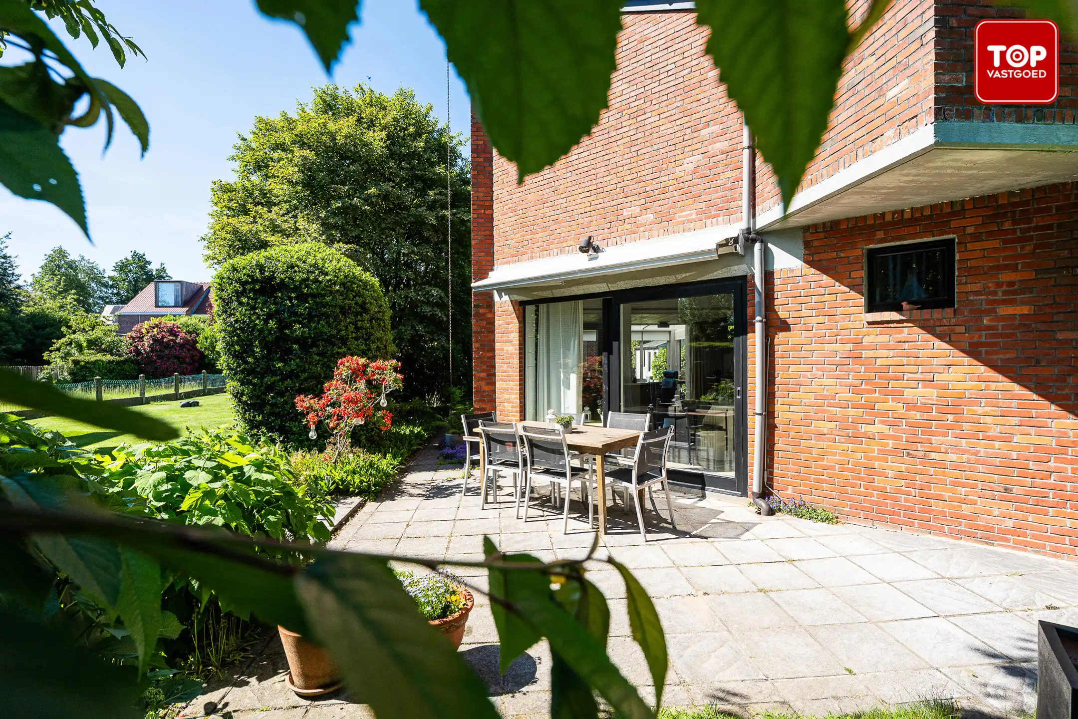 Architecturale woning met unieke split-level indeling met naastgelegen stuk grond. (totaal 997m²) foto 27