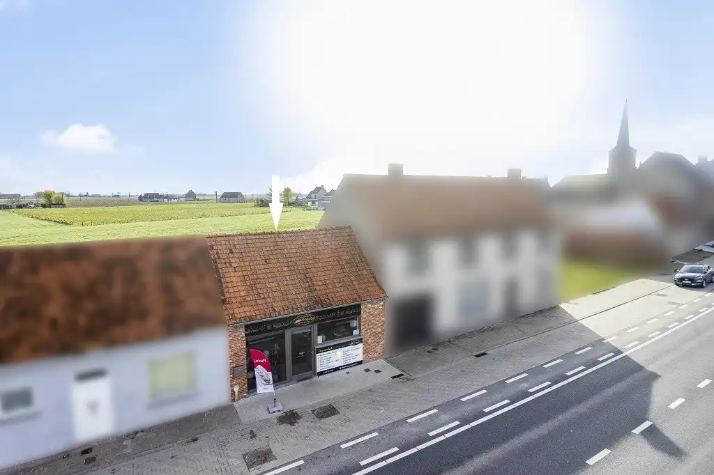 HOOGSTADE: Commercieel gelegen handelspand langs de baan N8 Veurne-Ieper, momenteel ingericht als broodjeszaak maar zeker ook andere mogelijkheden (verhuurd). foto {{pictureIndex}}