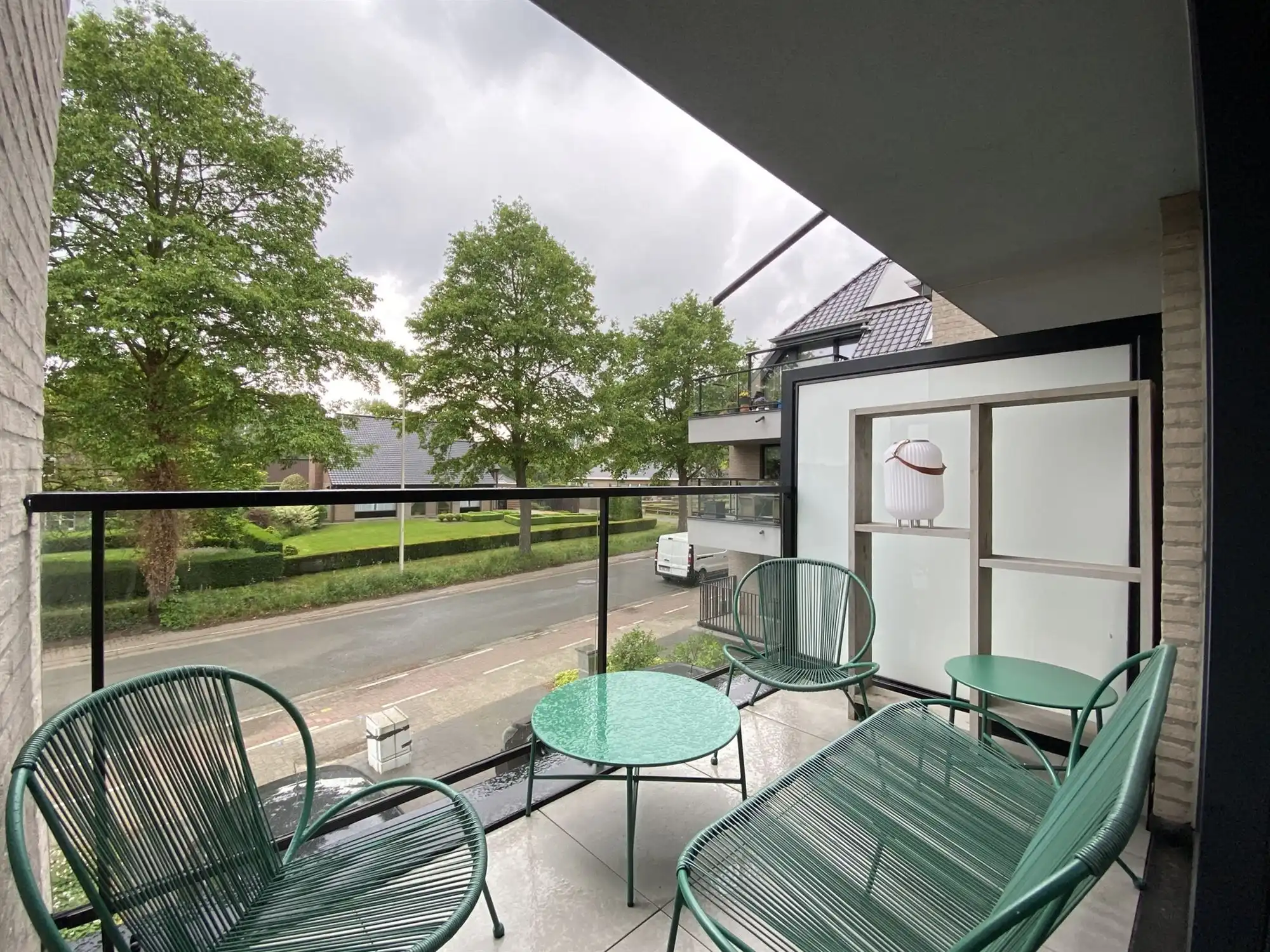 Knappe en ruime bel-etage met 3 slaapkamers, grote garage en tuin. foto 9