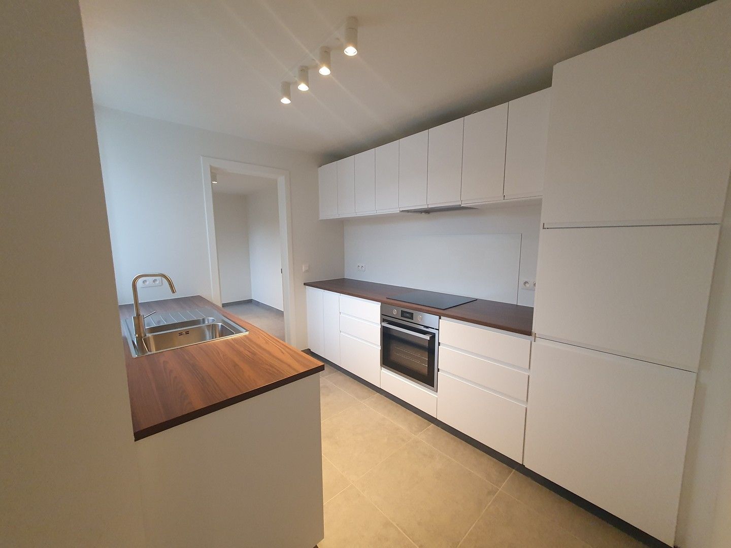 Instapklaar appartement met modern dakterras op de 1ste verdieping foto {{pictureIndex}}