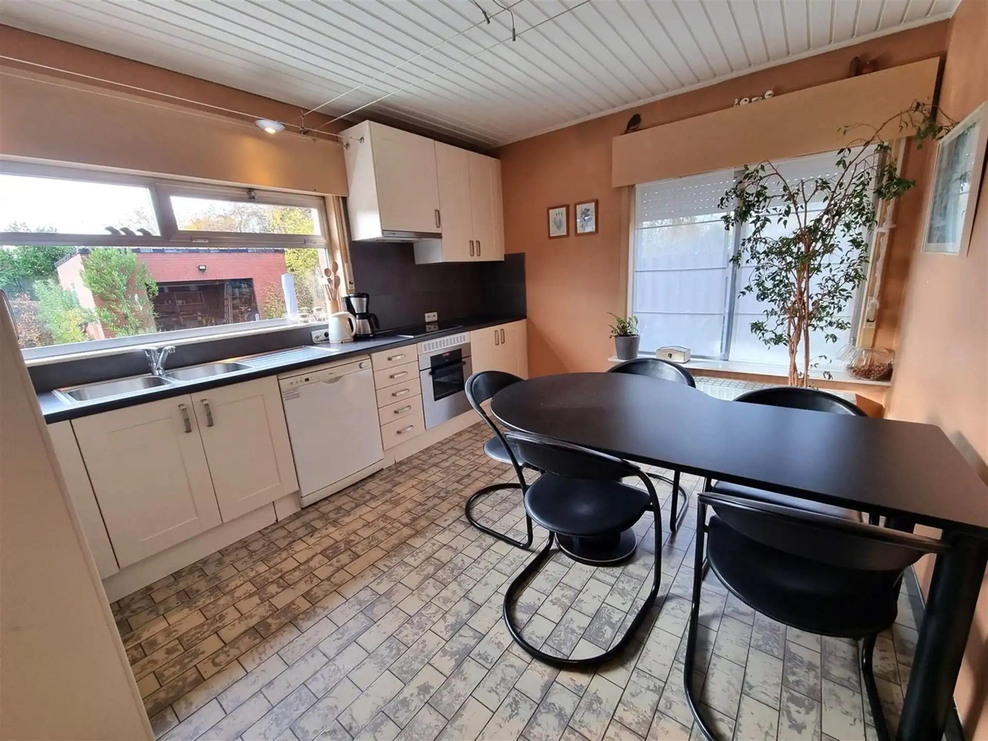 Instapklare gezinswoning, grote slaapkamers, nieuwe keuken en badkamer met zuidgerichte tuin en garage foto 4