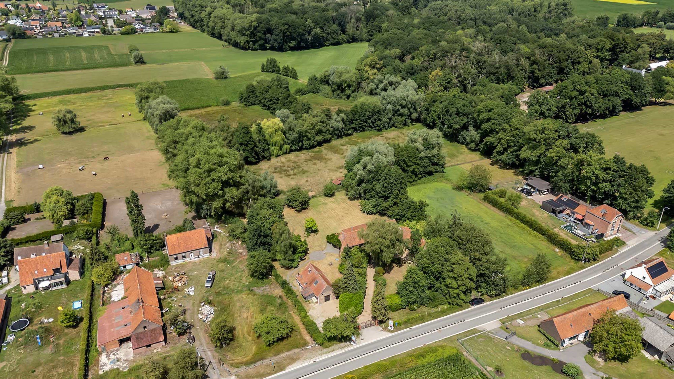Uniek landhuis met aparte conciergewoning op 2 Hect grond foto 60