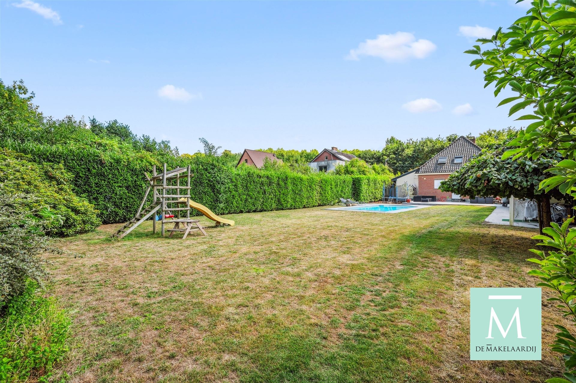 Ruime villa met aparte studio en prachtige tuin met zwembad foto 28