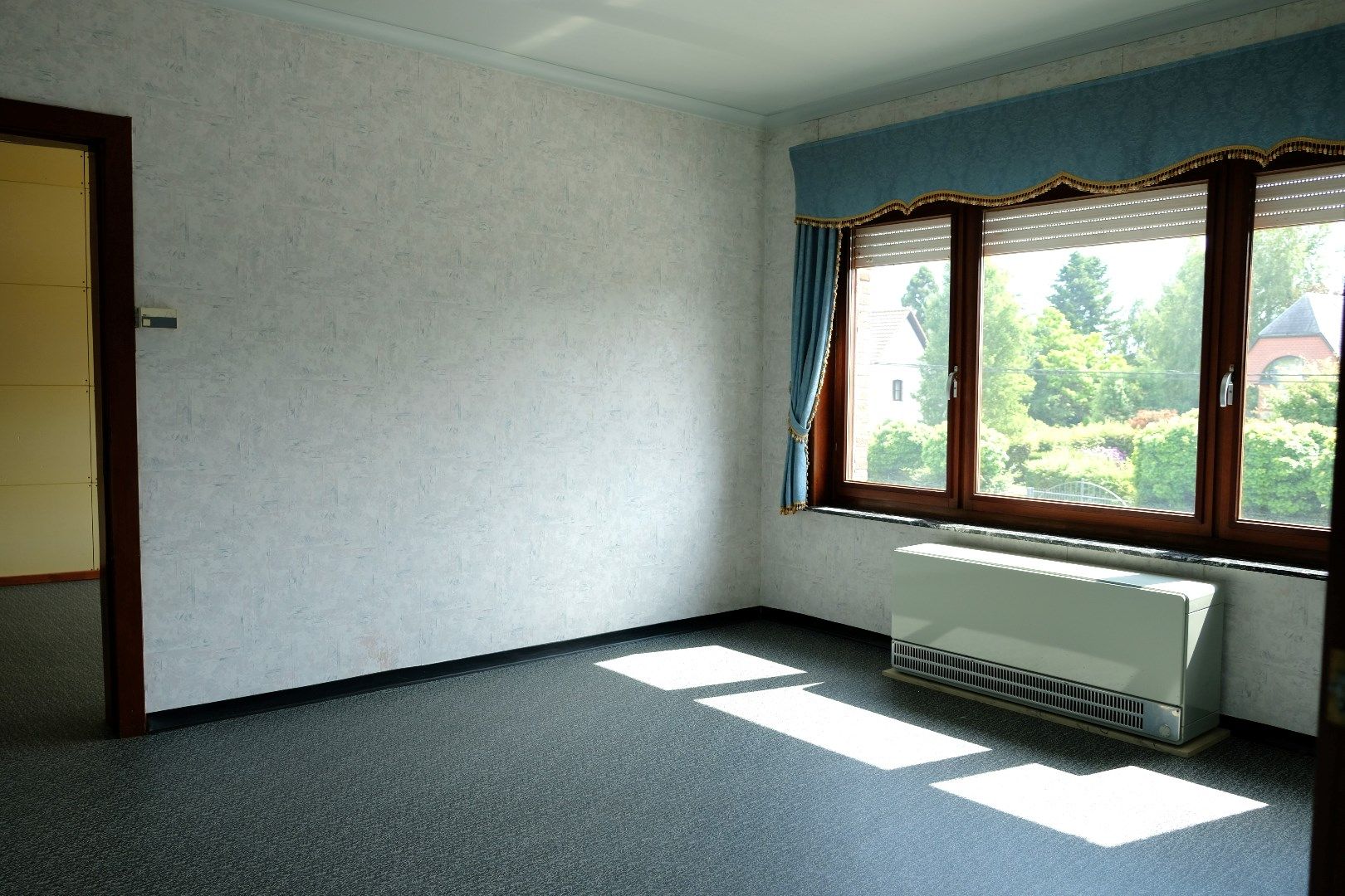 Ruime woning met garage, bijgebouwen en tuin en veel potentieel voor extra slaapkamers foto 12