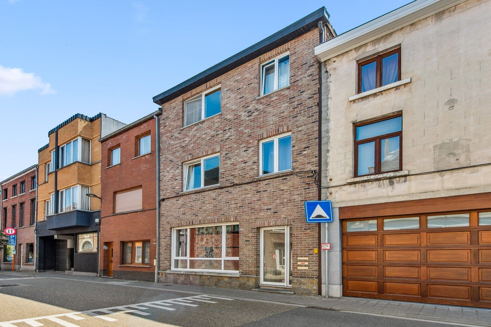 Hoofdfoto van de publicatie: Opbrengsteigendom bestaande uit drie appartementen.