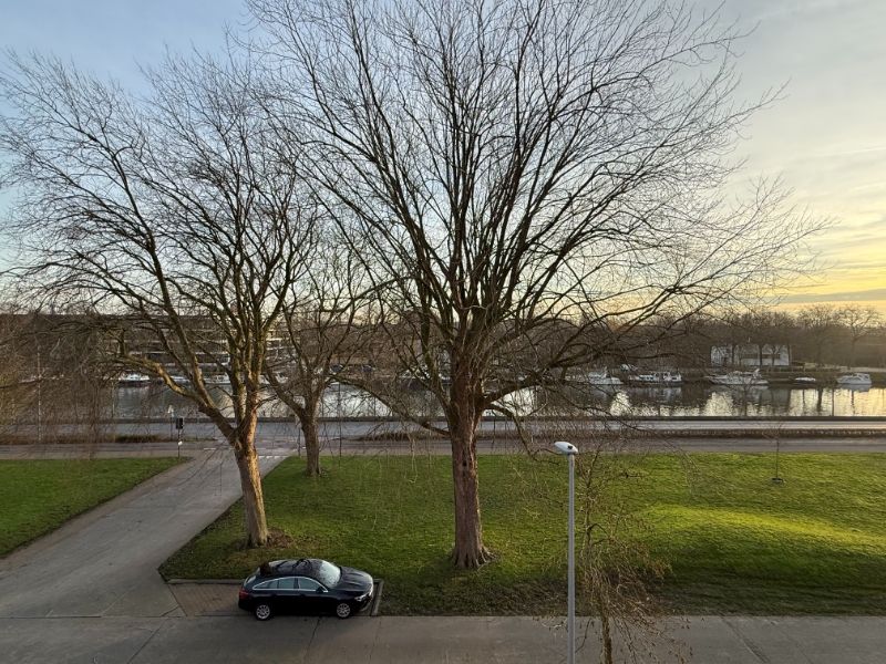 Rustig en zongeoriënteerd 3-slaapkamerappartement met terras en open uitzicht op water foto 20