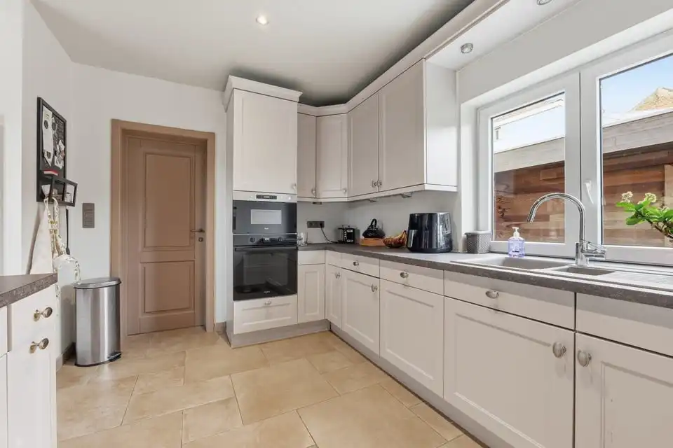 KNAP GERENOVEERDE GEZINSWONING MET 3 SLKS, TUIN EN CARPORT IN JEUK foto 14