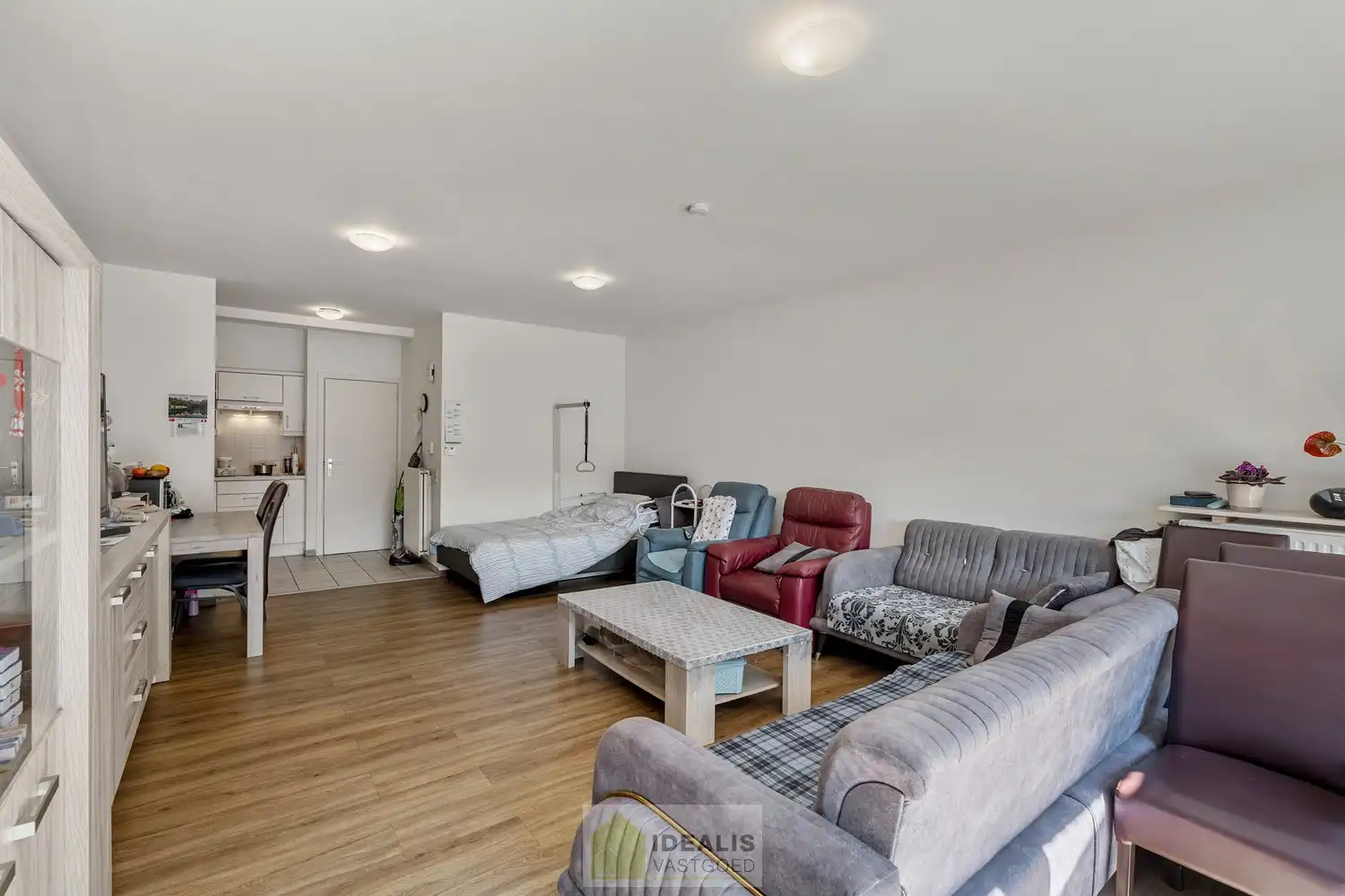 IDEALIS VASTGOED – GELIJKVLOERS APPARTEMENT MET LICHTRIJKE LEEFRUIMTE EN AANSLUITEND RUIME KEUKEN, BADKAMER, 2 SLAAPKAMERS EN GARAGEBOX OP EEN UITERST GUNSTIGE LOCATIE VLAK BIJ HET CENTRUM VAN PELT! foto 5