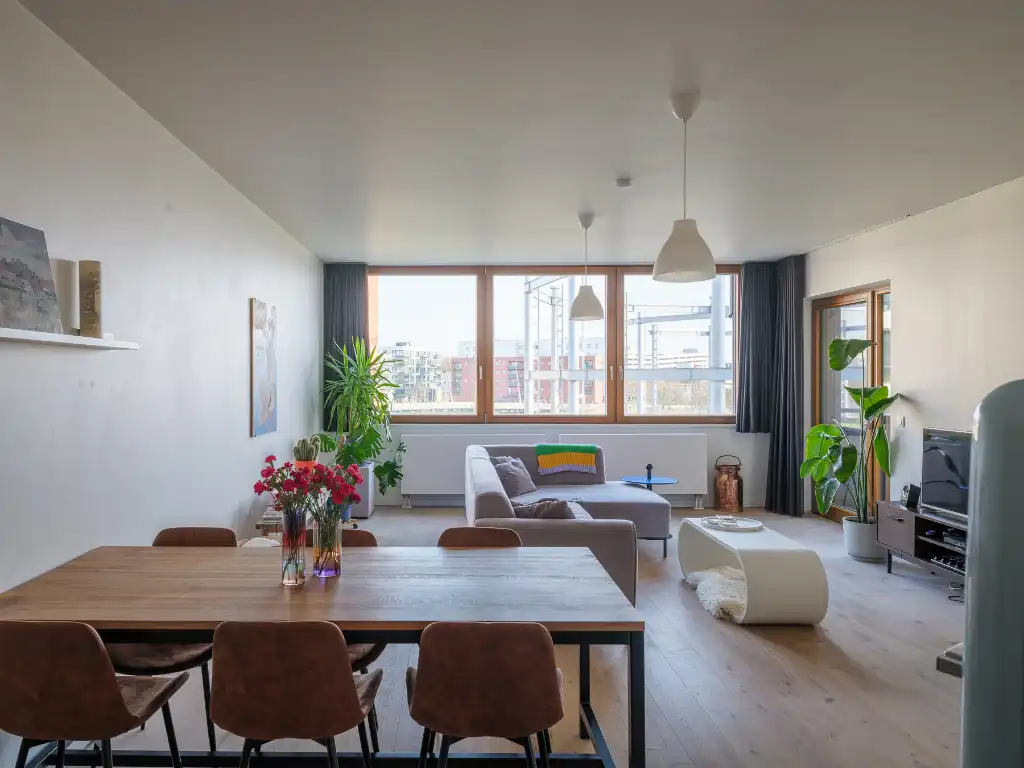 Lichtrijk appartement met weids zicht, twee slaapkamers en drie bijzonder ruime terrassen, gelegen in een bruisende en dynamische omgeving. foto 4