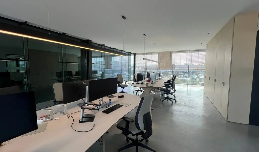 Recent bedrijfsgebouw met prachtige kantoren te huur in Lokeren foto 14